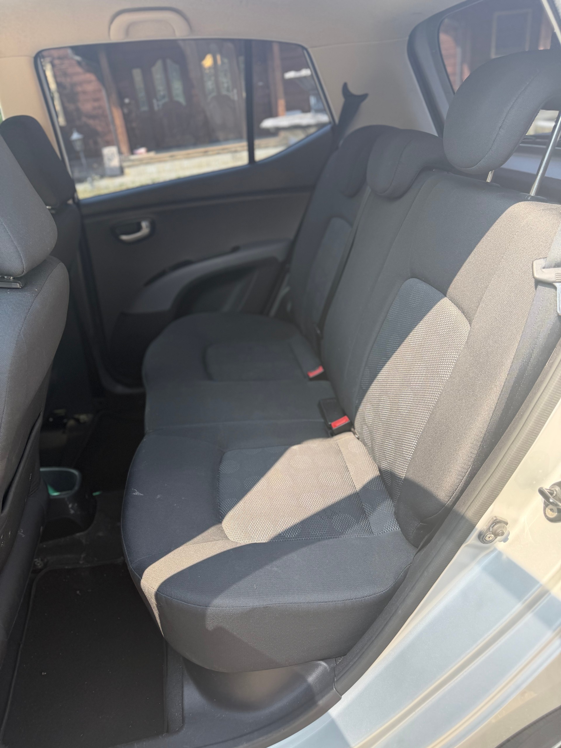 HYUNDAI i10 1.1 Style Automatic-image-6