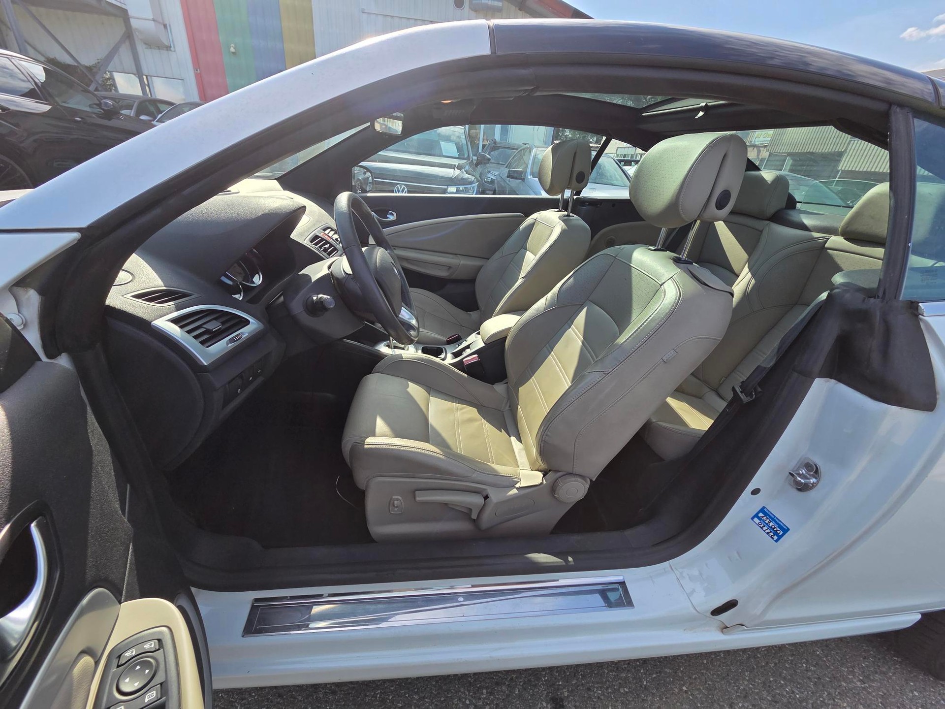 RENAULT Mégane CC 2.0 16V Dynamique CVT-image-12