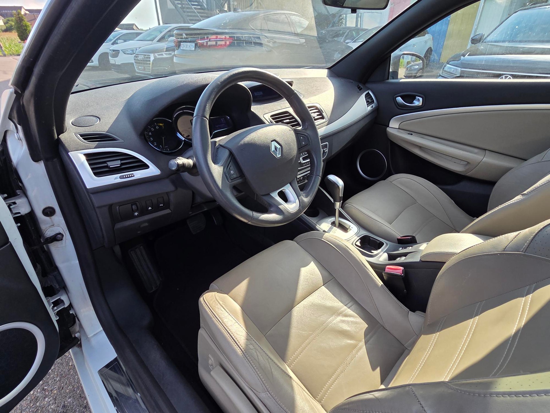 RENAULT Mégane CC 2.0 16V Dynamique CVT-image-14