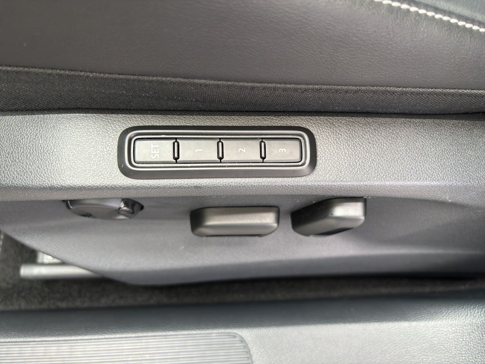 VW T-Roc 2.0 TSI R-Line DSG 4Motion mit AHK, Standheizung, Leder mit Memory-image-29