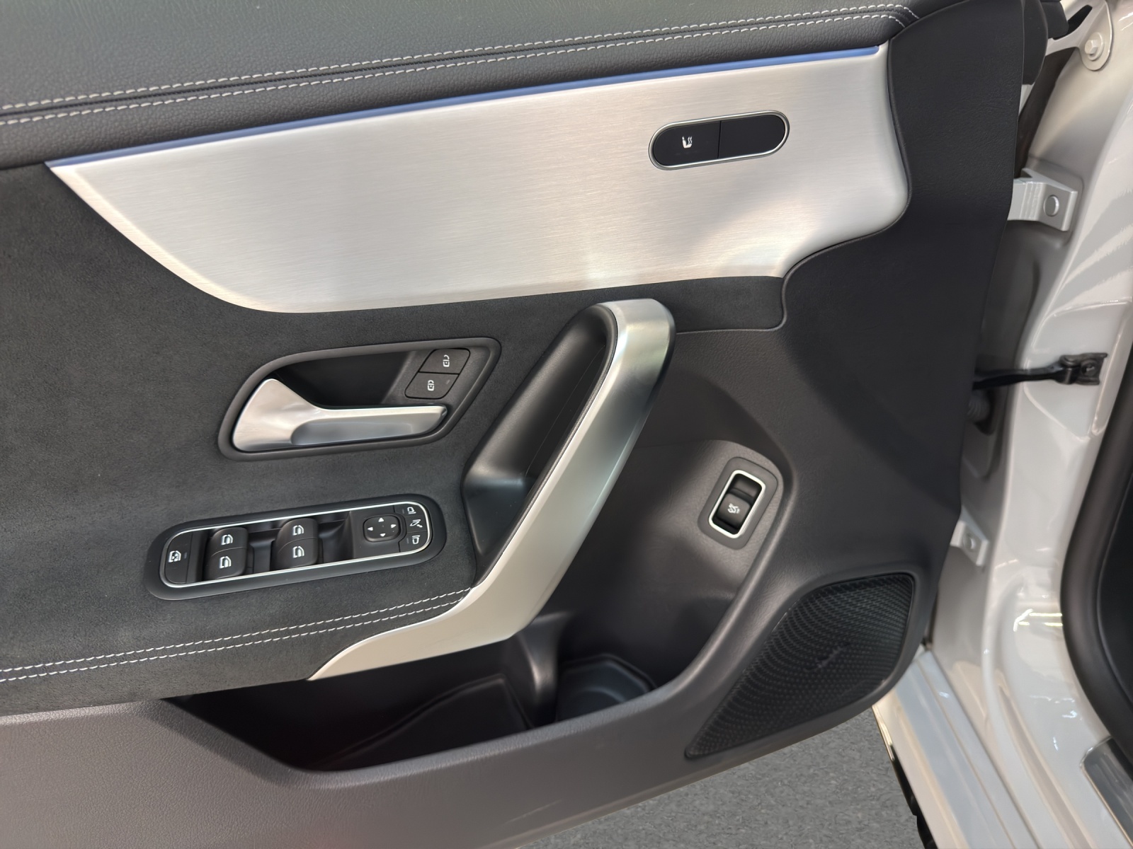 MERCEDES-BENZ CLA 200 - AMG / DISTRONIC / 360 Grad Kamera / Panorama-Dach-image-11