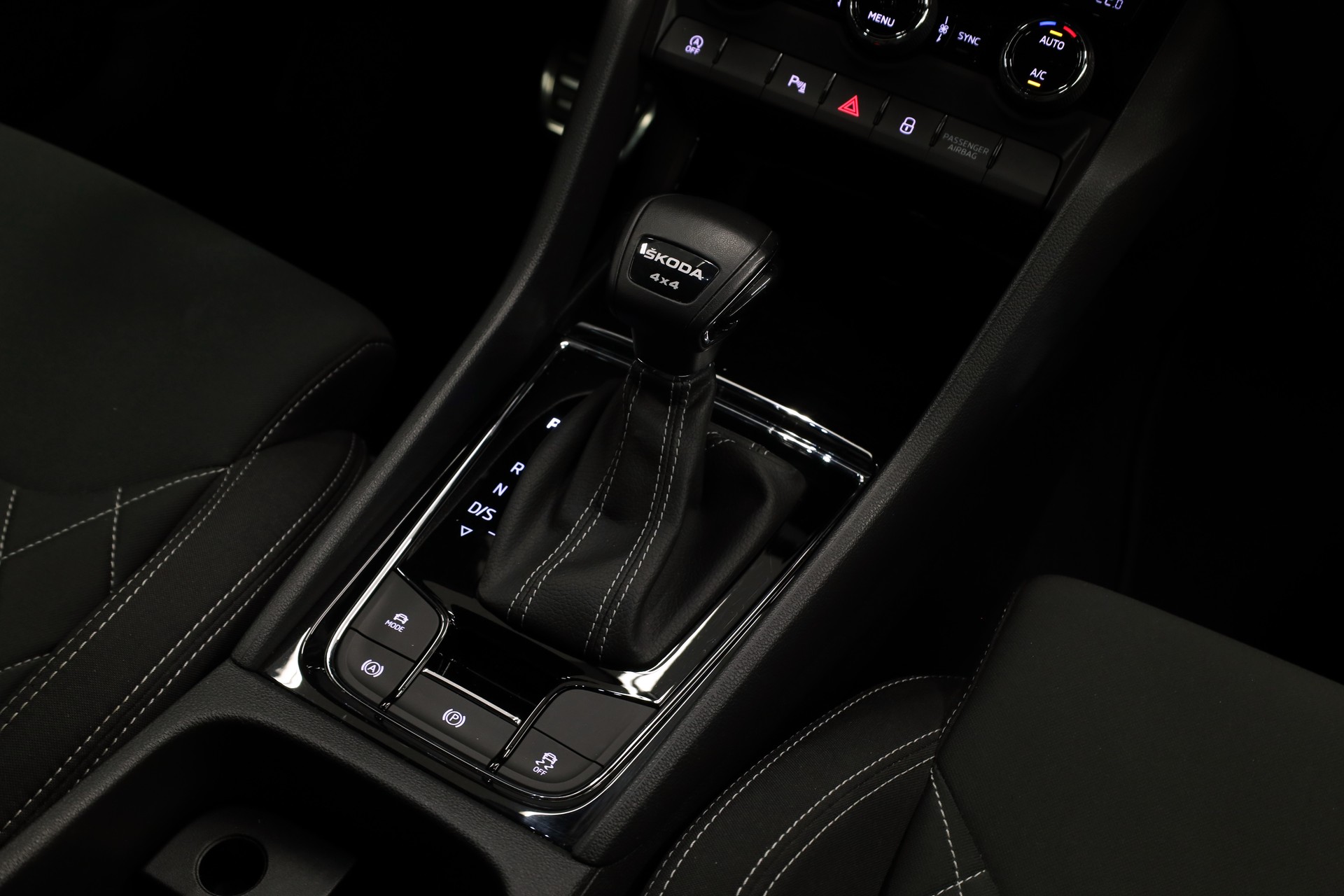 SKODA Karoq 2.0 TSI SportLine 4x4 DSG-image-22