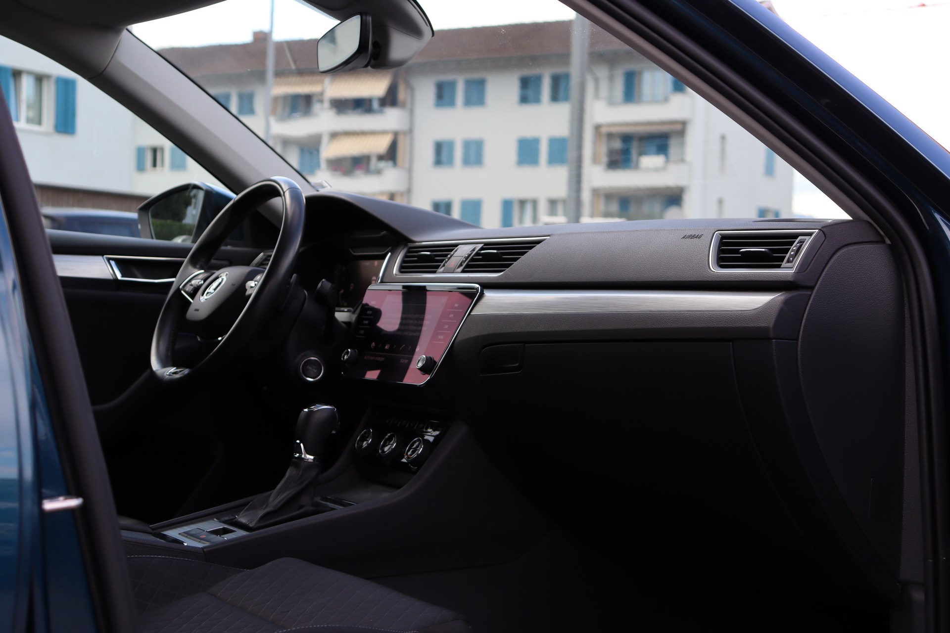 SKODA Superb Combi 2.0 TDi Ambition DSG-image-16