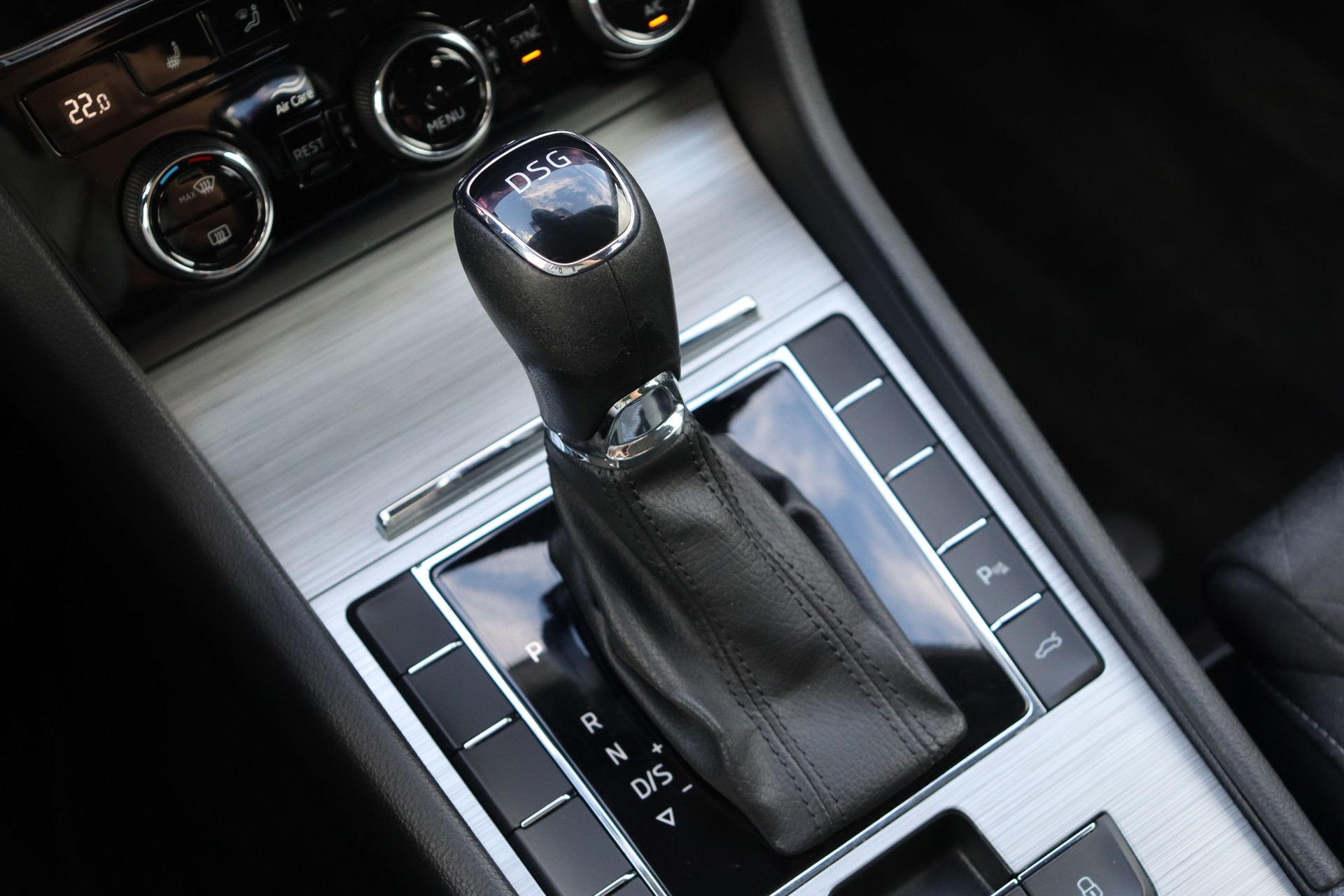 SKODA Superb Combi 2.0 TDi Ambition DSG-image-24