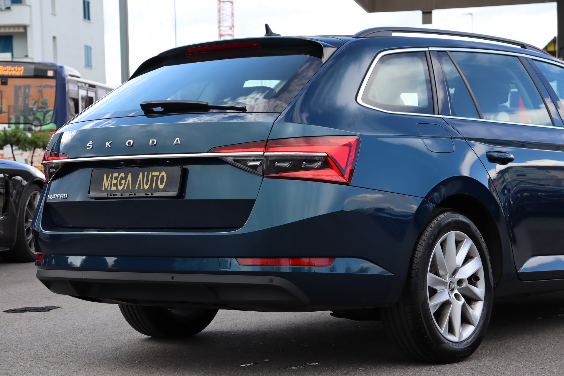 SKODA Superb Combi 2.0 TDi Ambition DSG-image-4