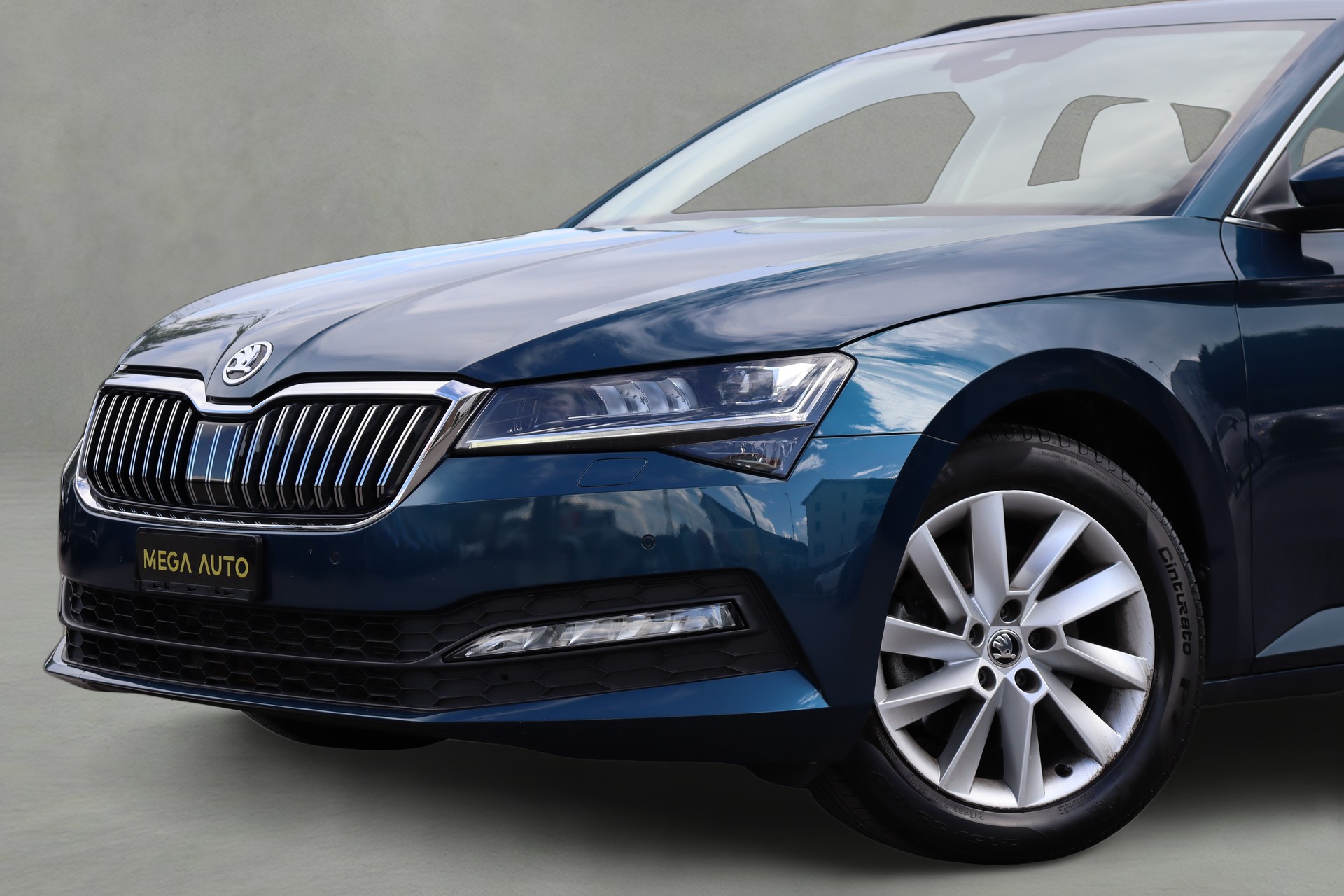 SKODA Superb Combi 2.0 TDi Ambition DSG-image-1