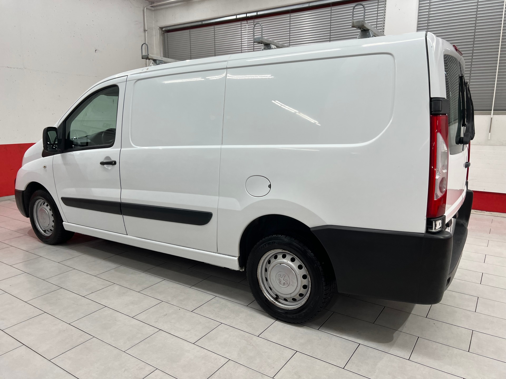 PEUGEOT Expert 2.0 HDi 229 L2H1-image-10