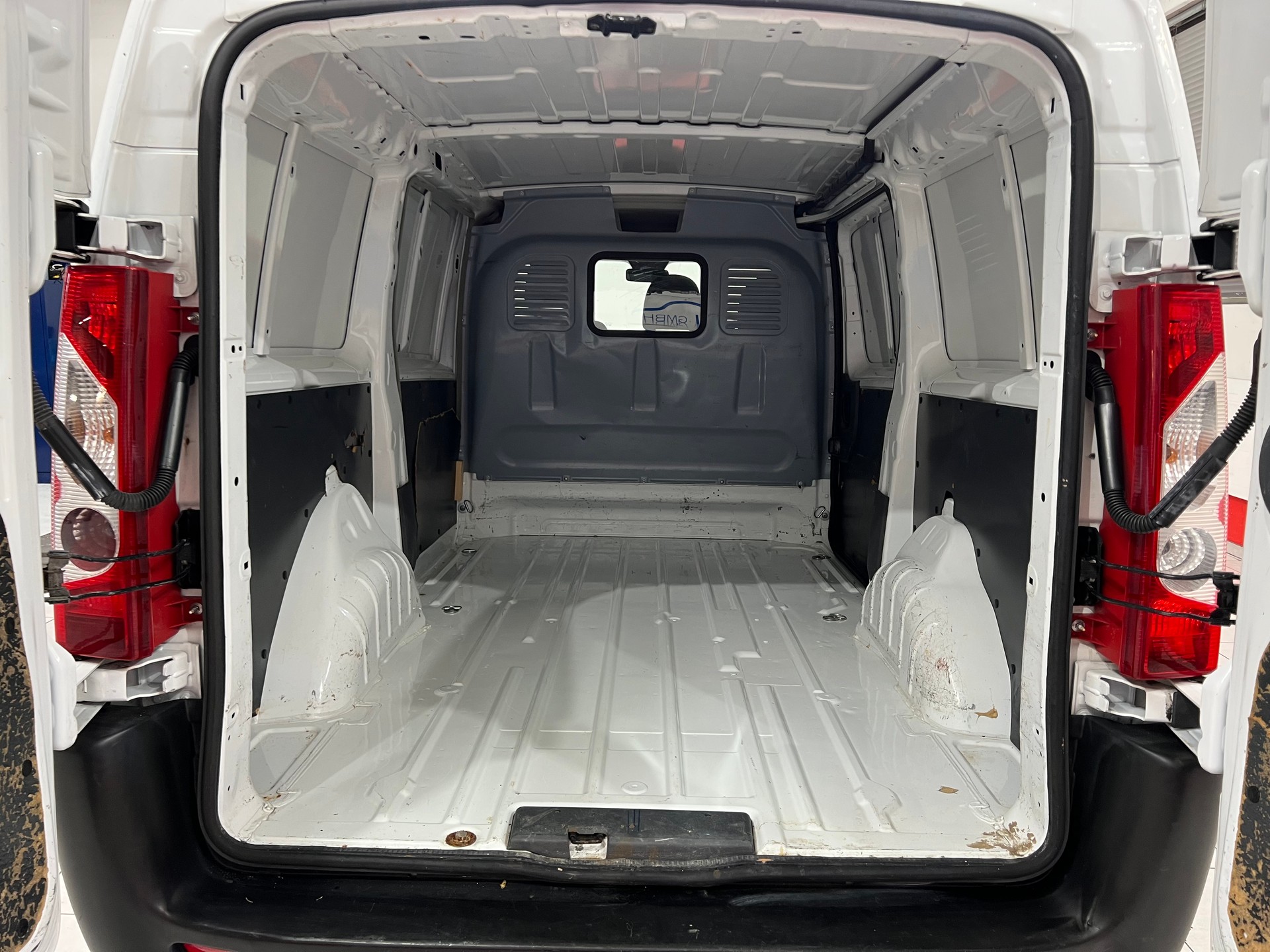 PEUGEOT Expert 2.0 HDi 229 L2H1-image-12
