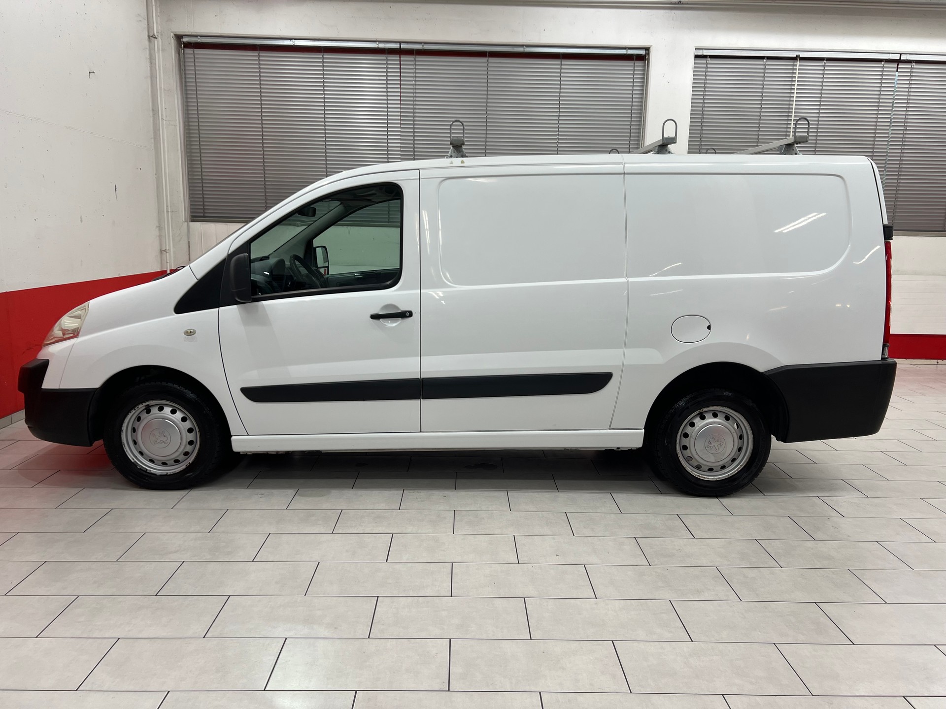 PEUGEOT Expert 2.0 HDi 229 L2H1-image-1