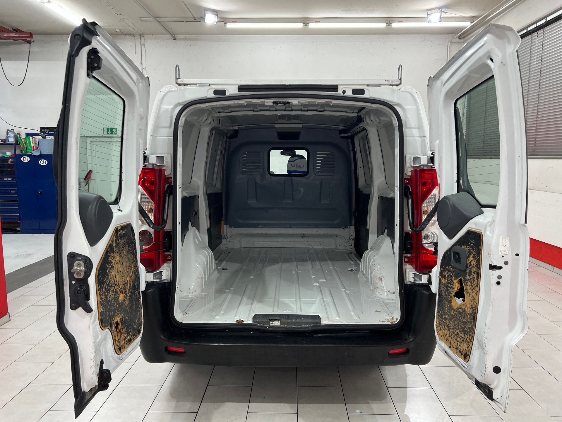 PEUGEOT Expert 2.0 HDi 229 L2H1-image-11