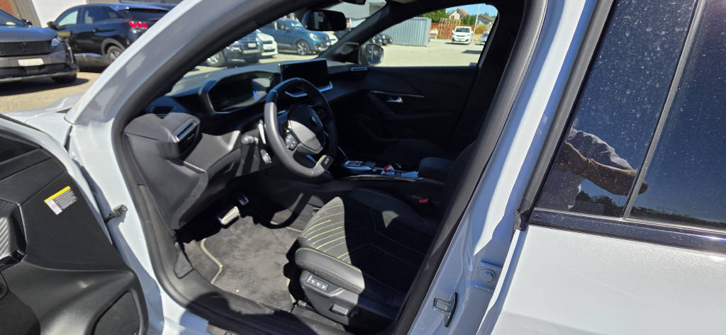 PEUGEOT 208 1.2 Hybrid GT-image-4