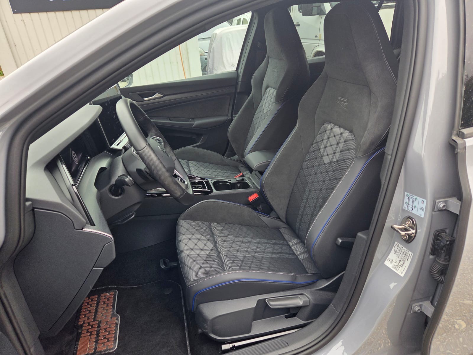 VW Golf Variant 1.5 eTSI mHEV R-Line DSG-image-10