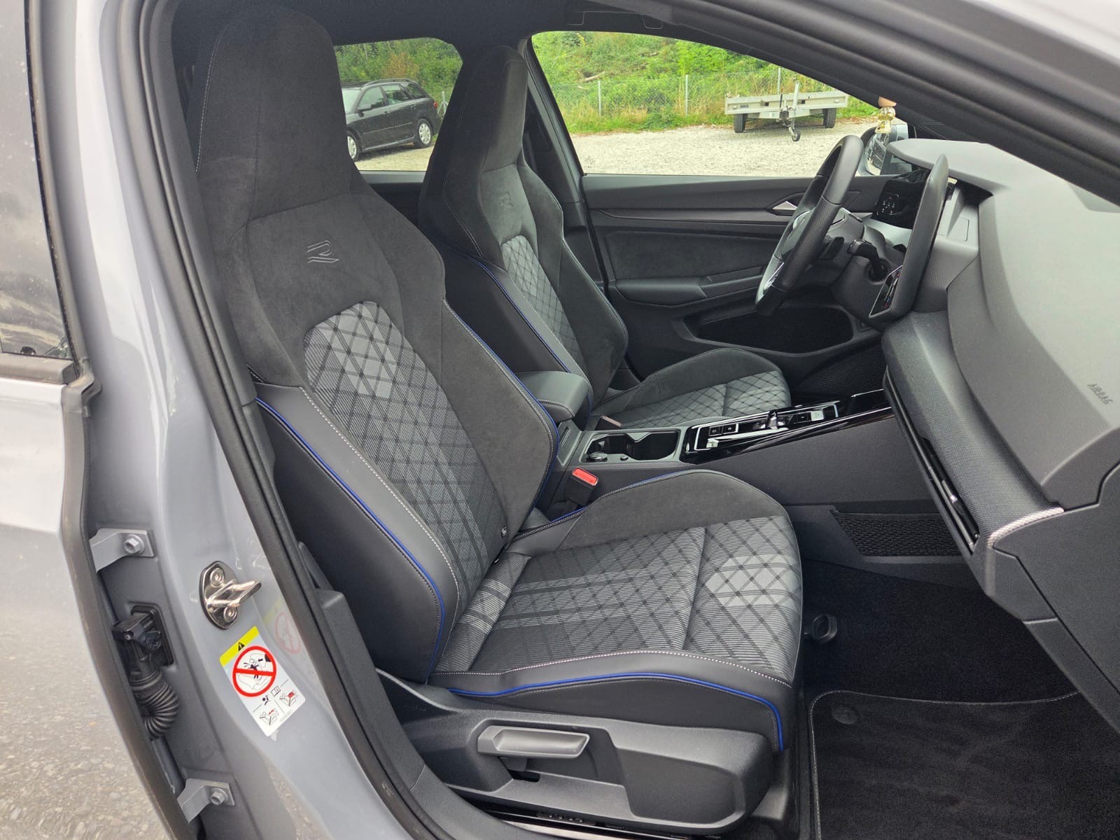 VW Golf Variant 1.5 eTSI mHEV R-Line DSG-image-11