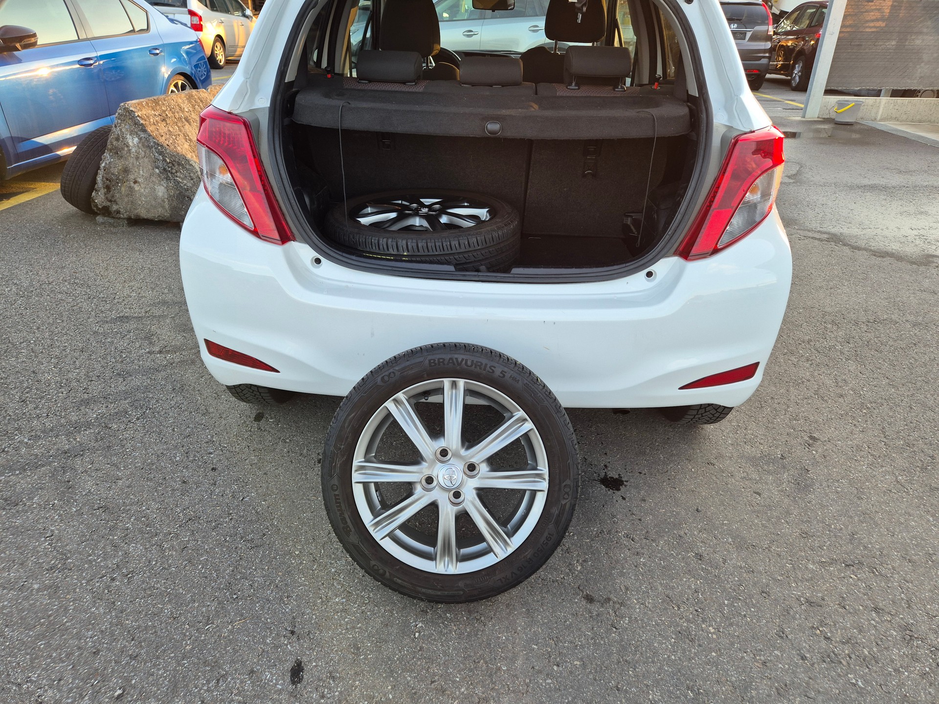 TOYOTA Yaris 1.33 Style-image-2