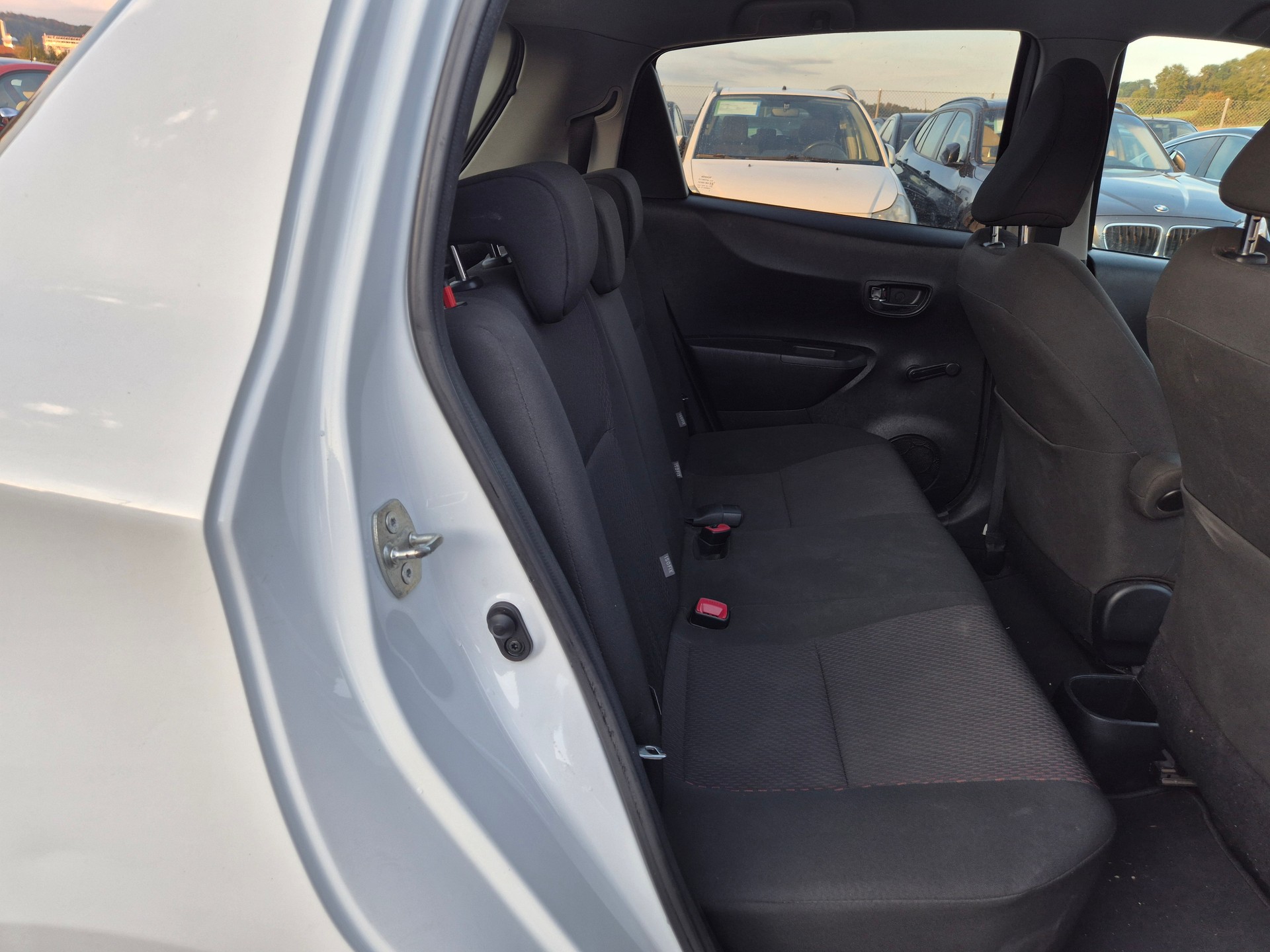 TOYOTA Yaris 1.33 Style-image-5