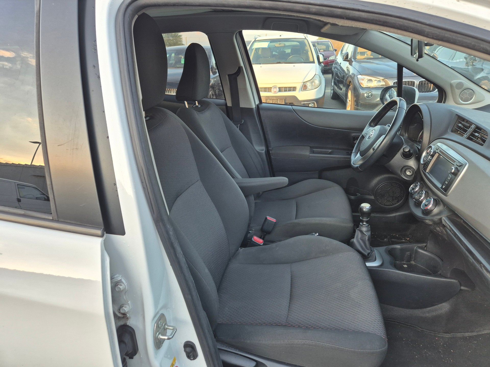 TOYOTA Yaris 1.33 Style-image-3