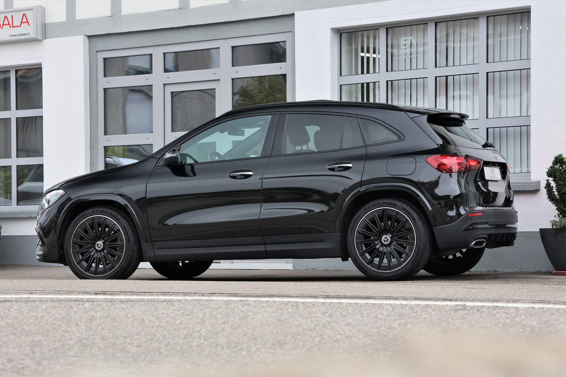 MERCEDES-BENZ GLA 220d 4Matic 8G-DCT AMG-Line (CH) MSI+-showroom-element-3