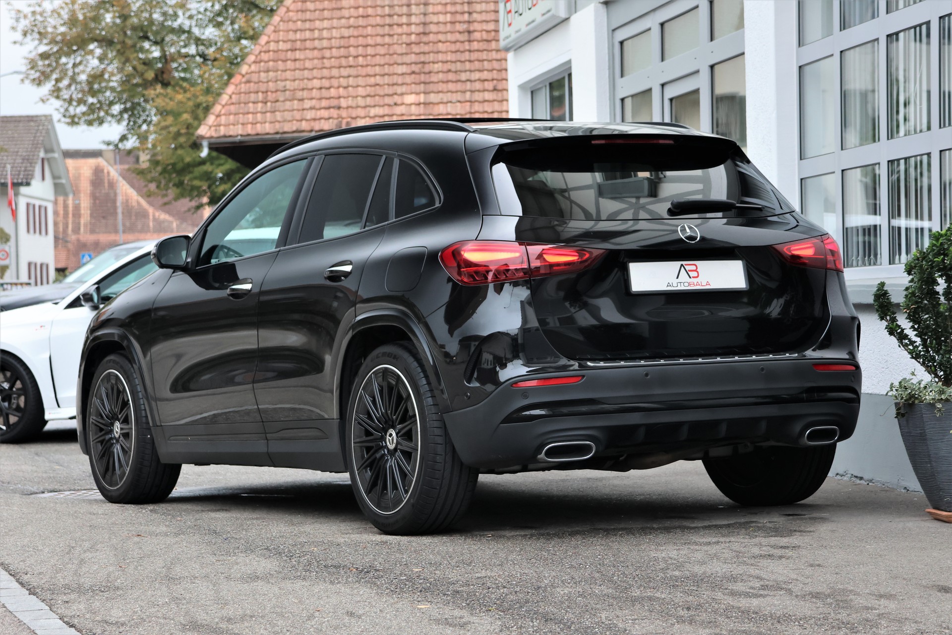 MERCEDES-BENZ GLA 220d 4Matic 8G-DCT AMG-Line (CH) MSI+-showroom-element-2