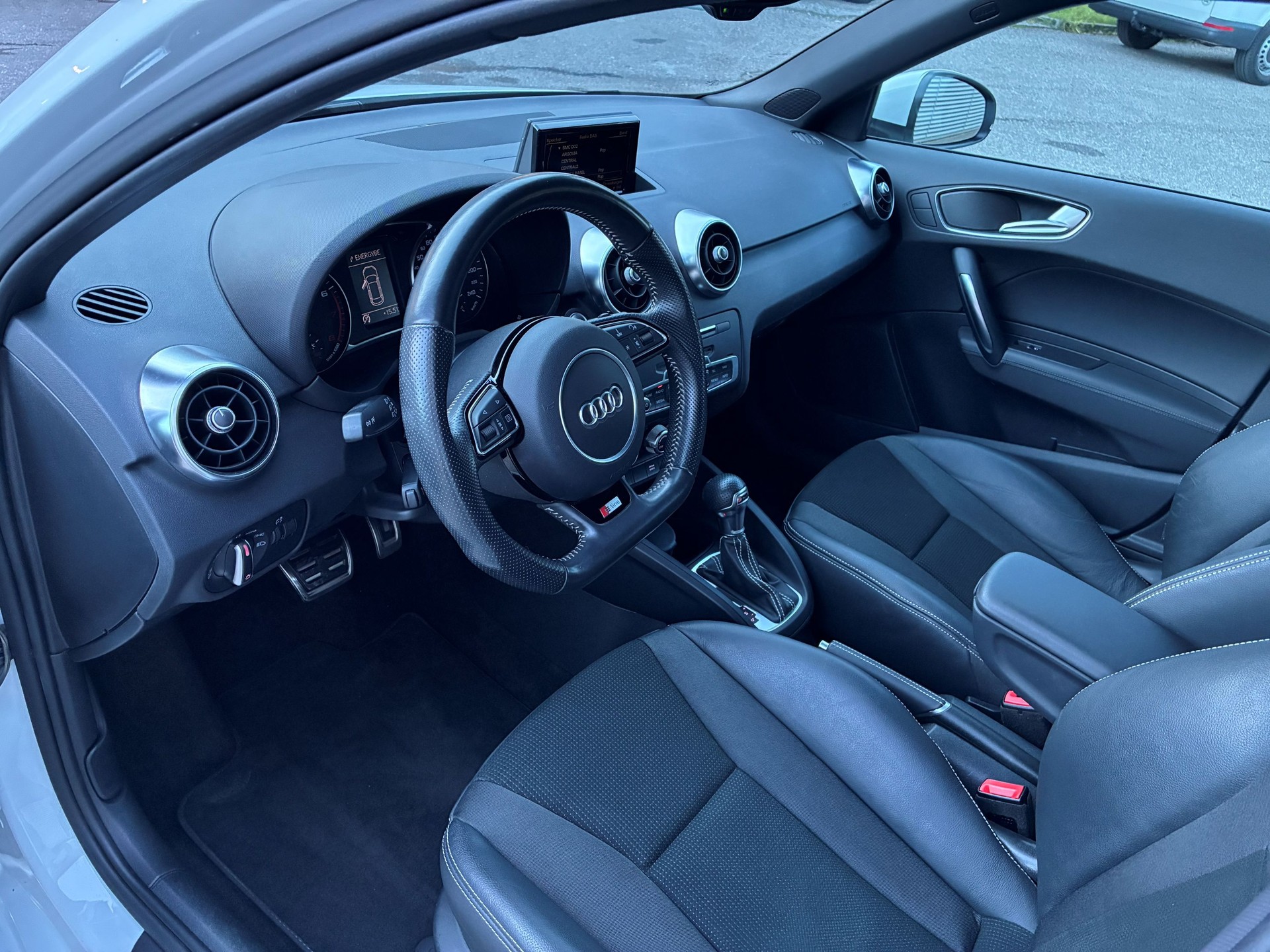 AUDI A1 Sportback 1.4 TFSI Sport S-tronic-image-11