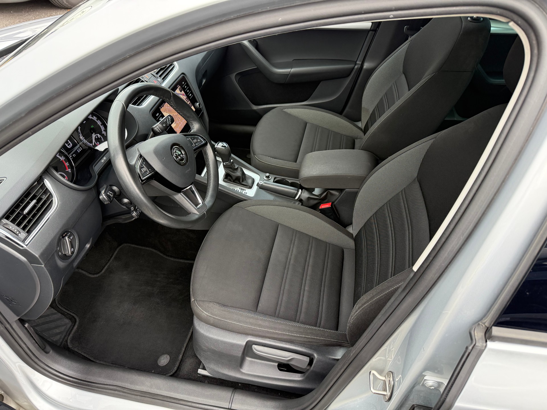 SKODA Octavia Combi 2.0 TDI 150 Ambition 4x4 DSG-image-8