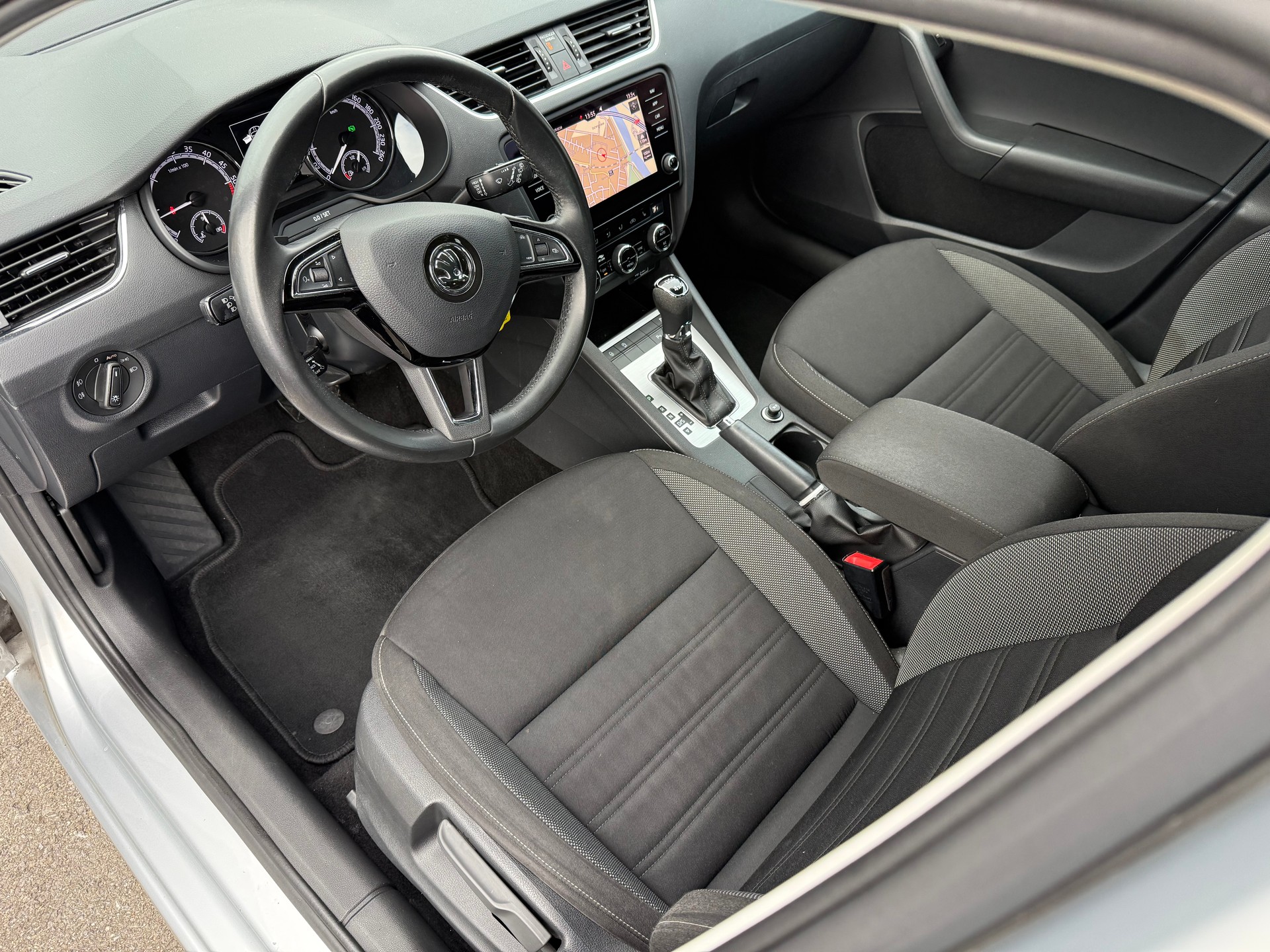 SKODA Octavia Combi 2.0 TDI 150 Ambition 4x4 DSG-image-9