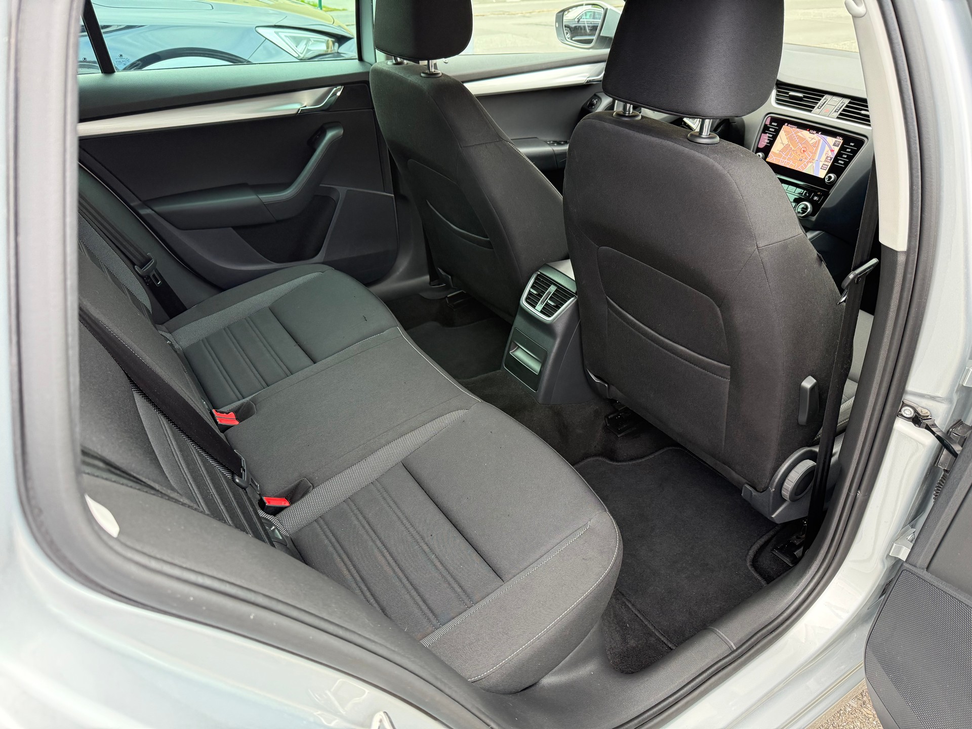 SKODA Octavia Combi 2.0 TDI 150 Ambition 4x4 DSG-image-16