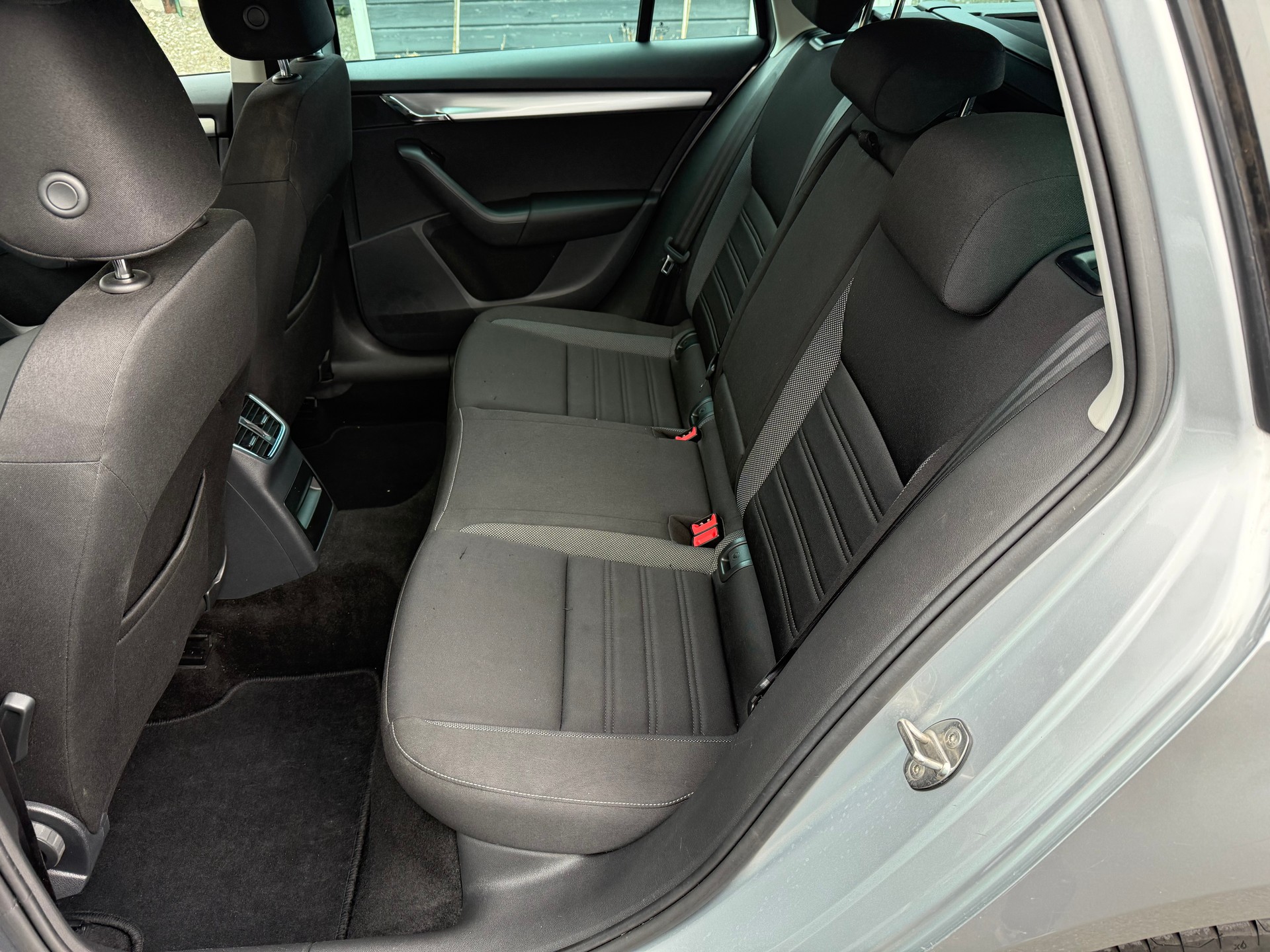 SKODA Octavia Combi 2.0 TDI 150 Ambition 4x4 DSG-image-10