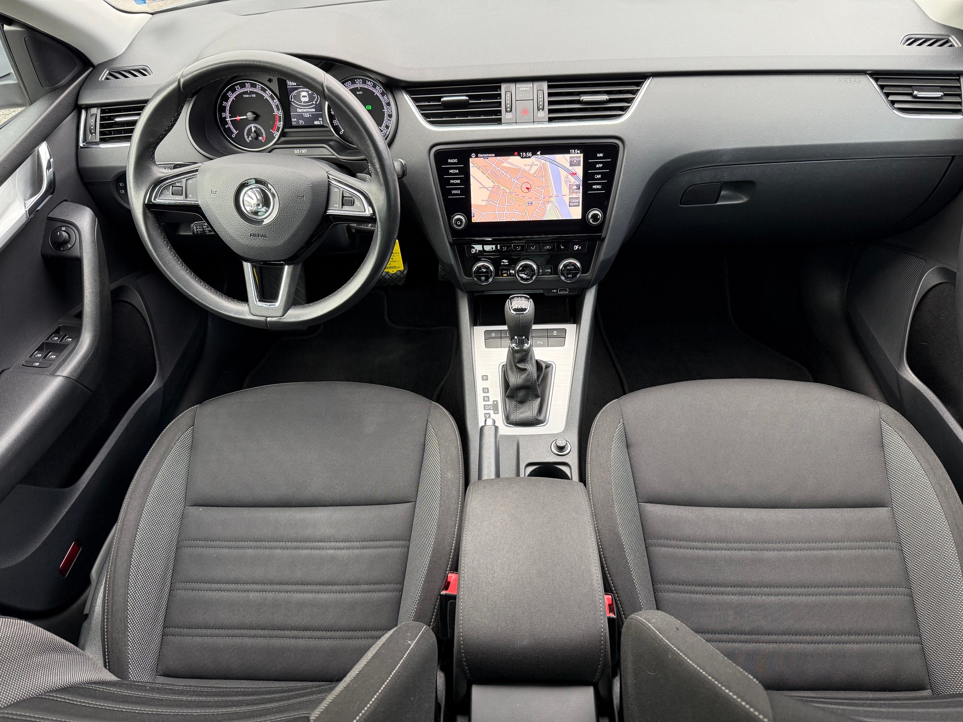 SKODA Octavia Combi 2.0 TDI 150 Ambition 4x4 DSG-image-17