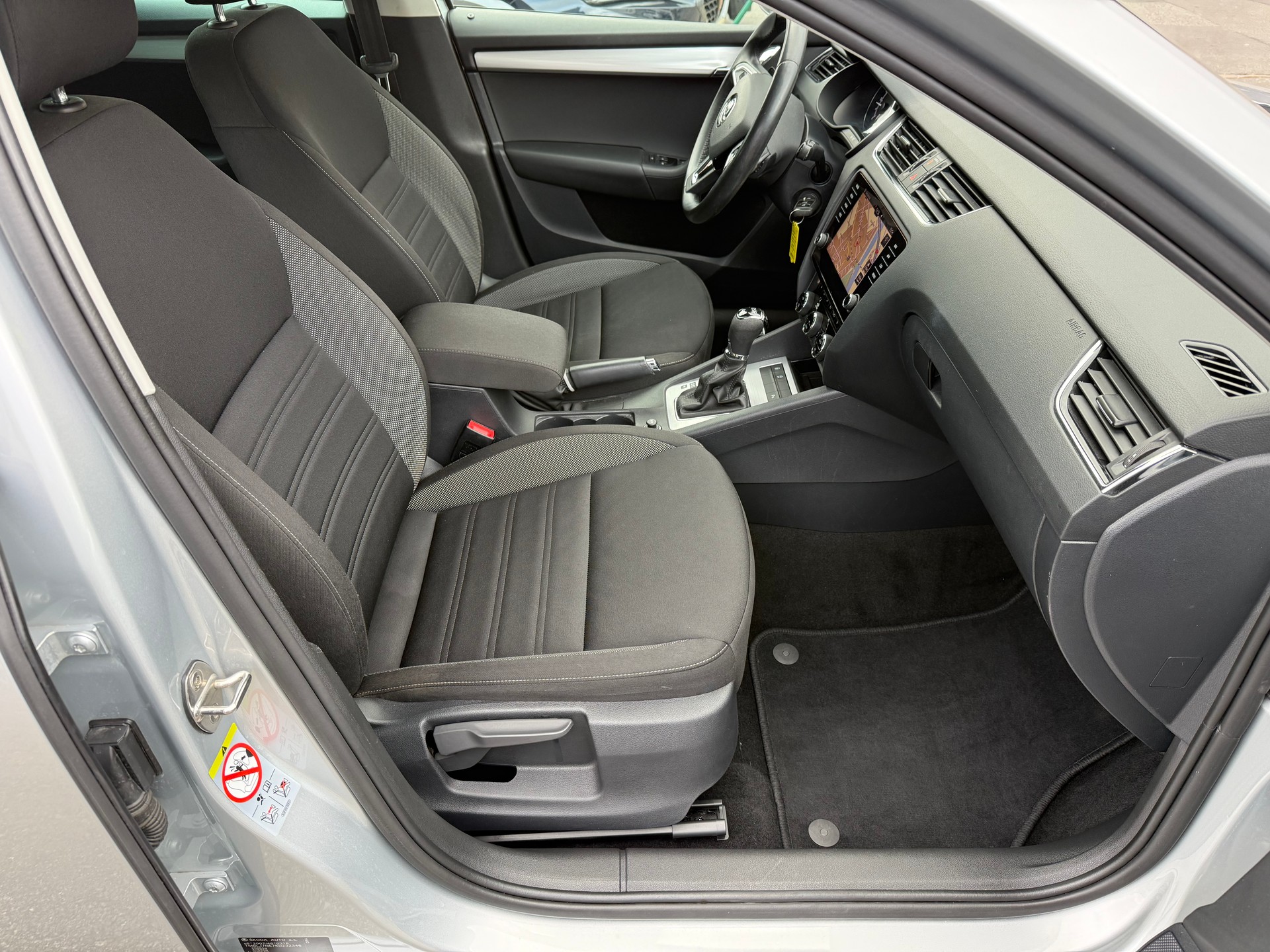 SKODA Octavia Combi 2.0 TDI 150 Ambition 4x4 DSG-image-13