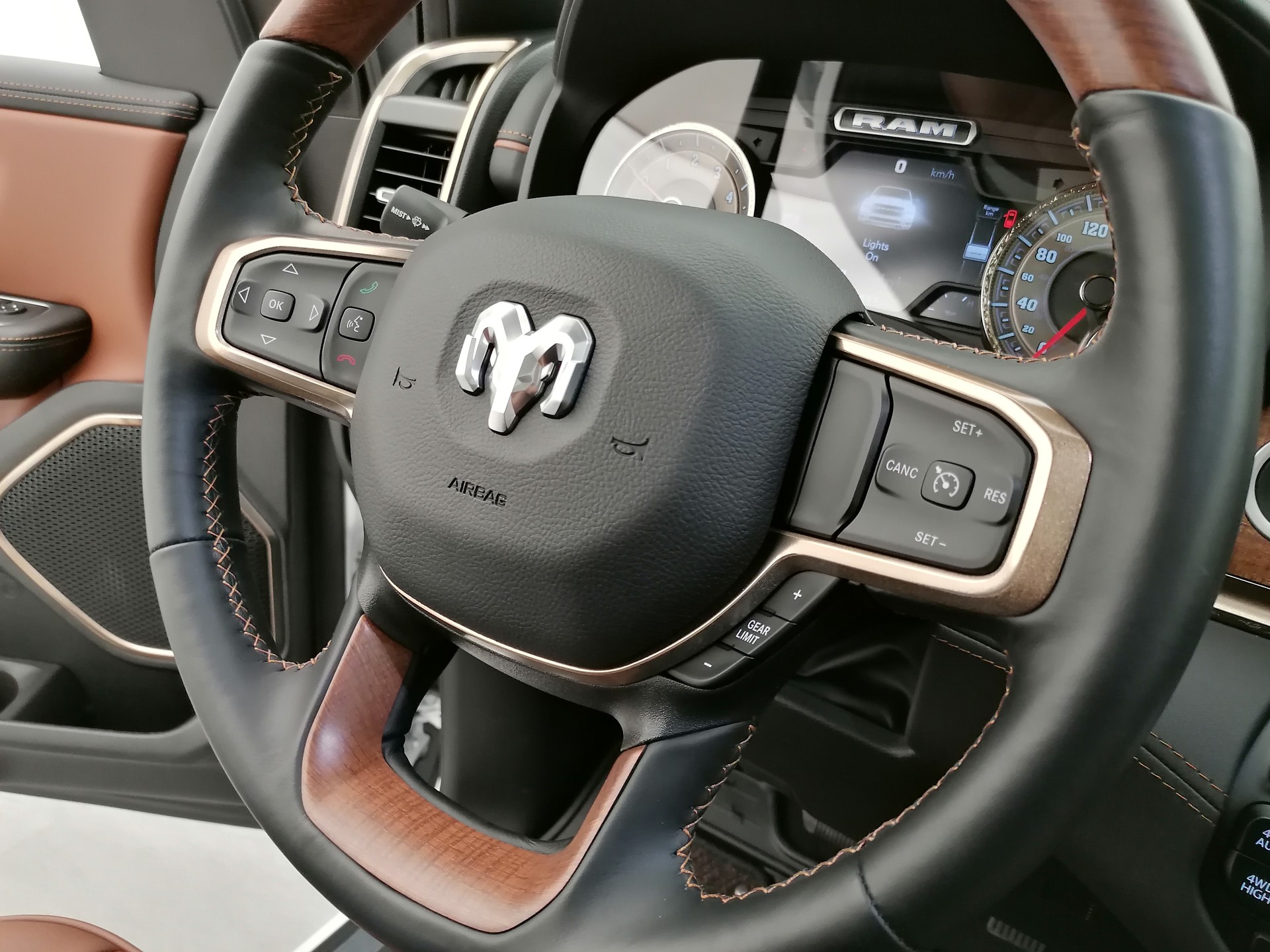 DODGE Ram 1500 5.7 V8 Longhorn 10.5T eTorque-image-13