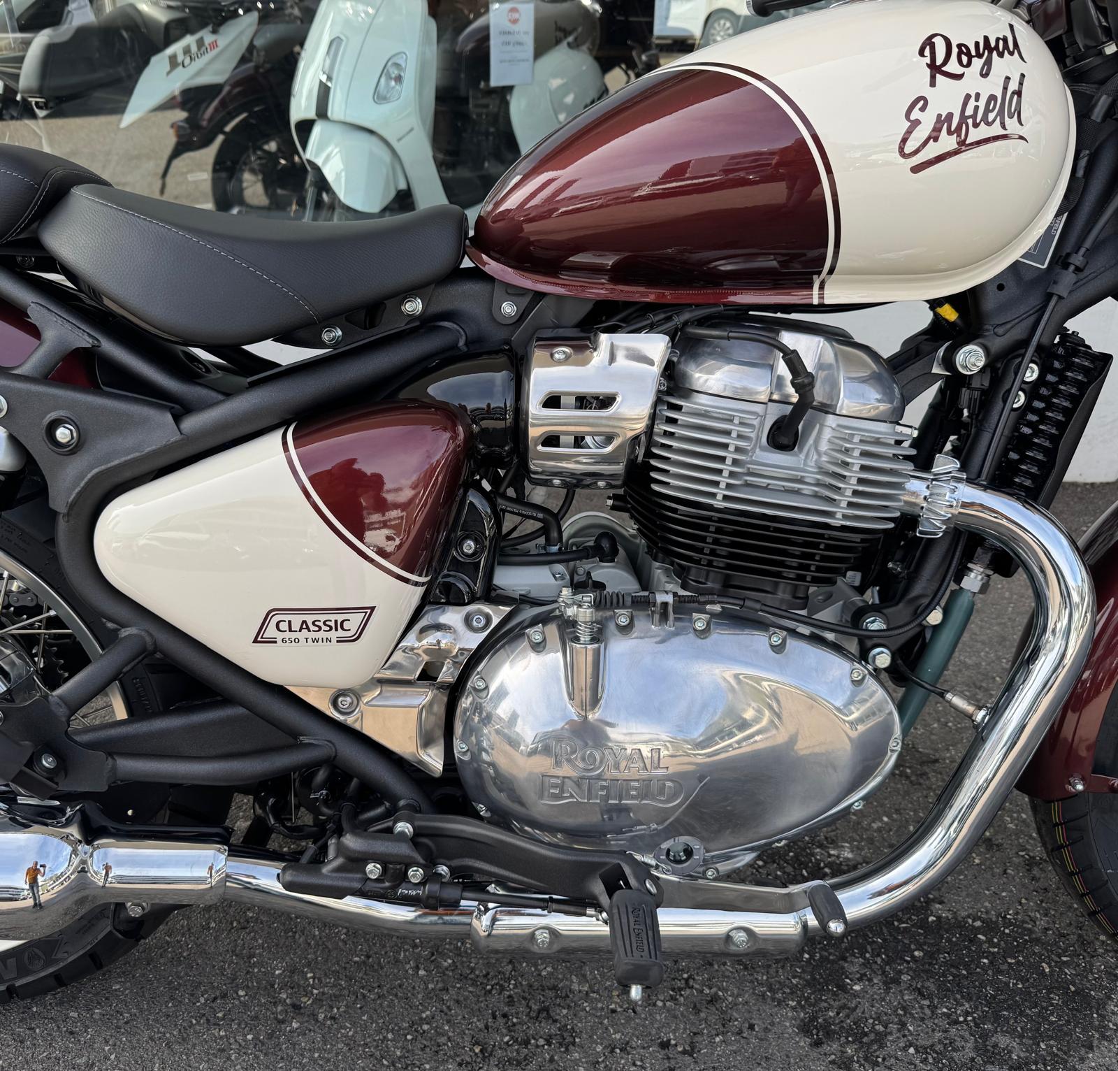 ROYAL ENFIELD Classic 650 Vallam Red-showroom-element-3