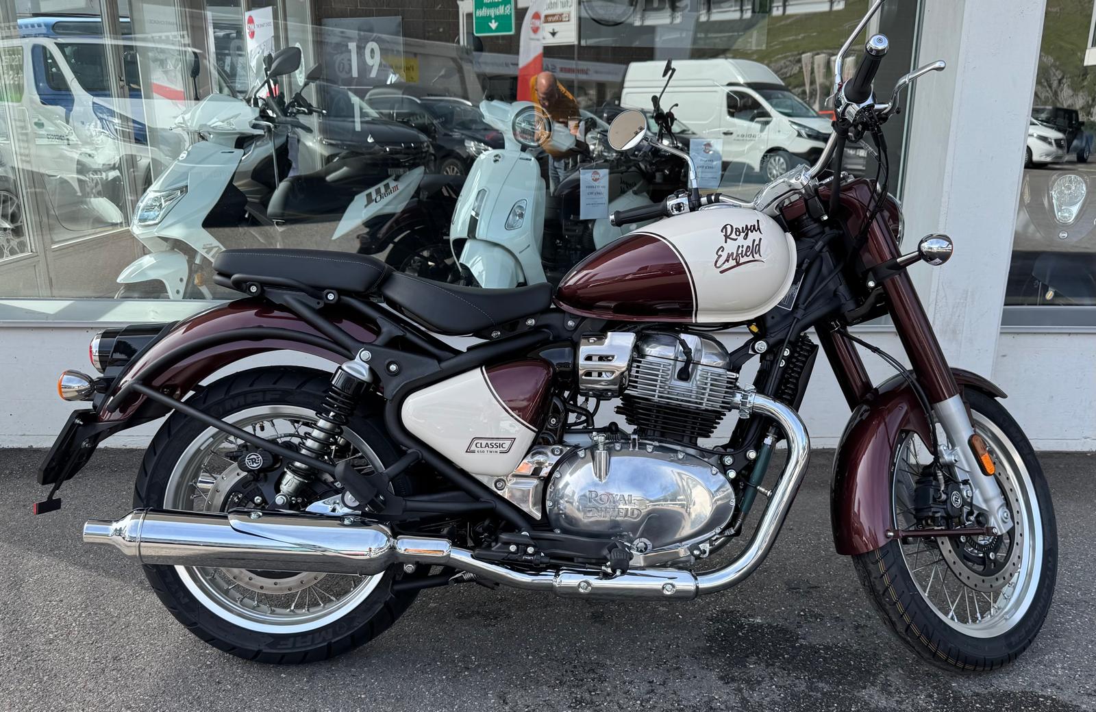 ROYAL ENFIELD Classic 650 Vallam Red-showroom-element-2