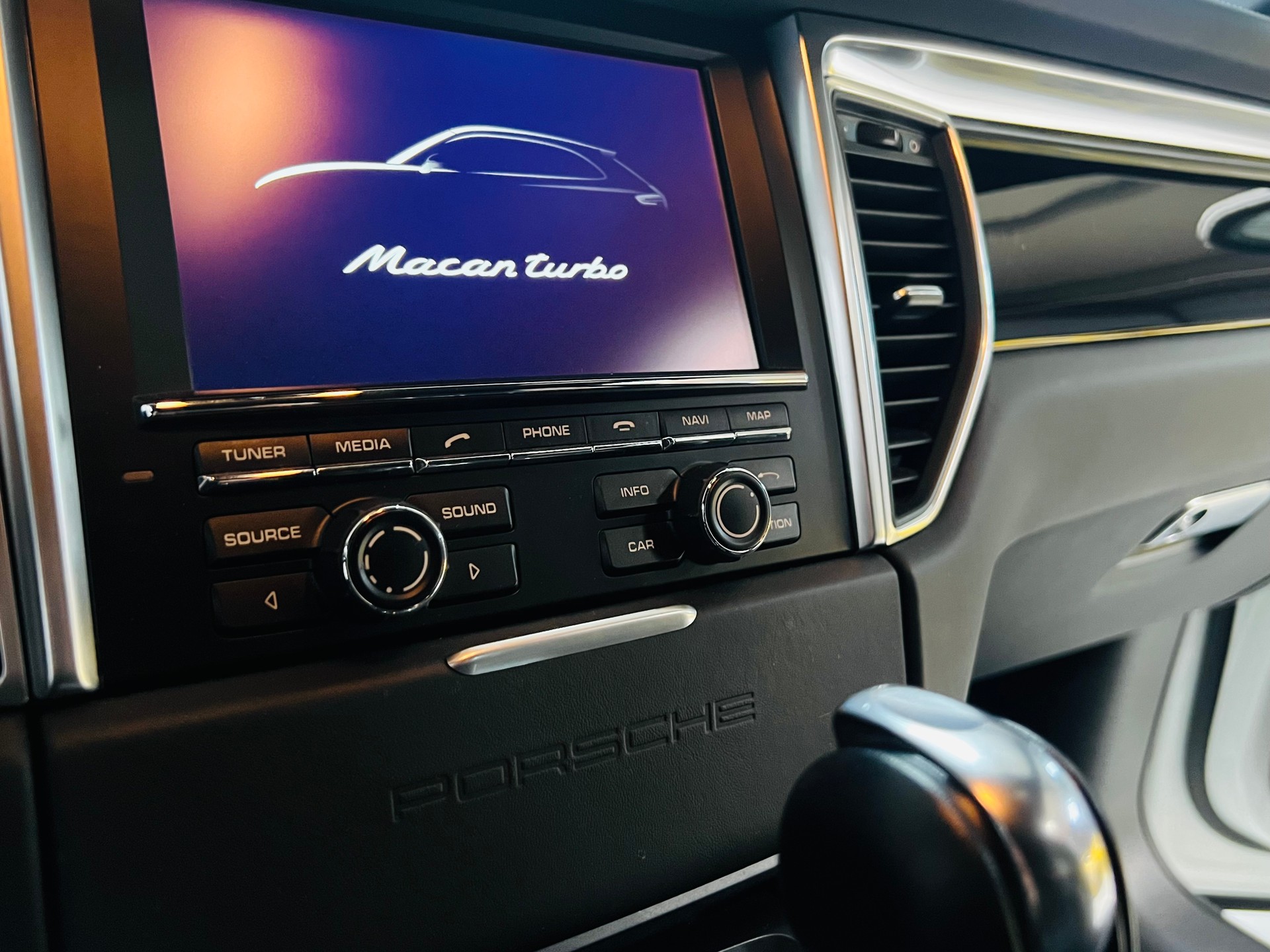 PORSCHE Macan Turbo PDK-image-13
