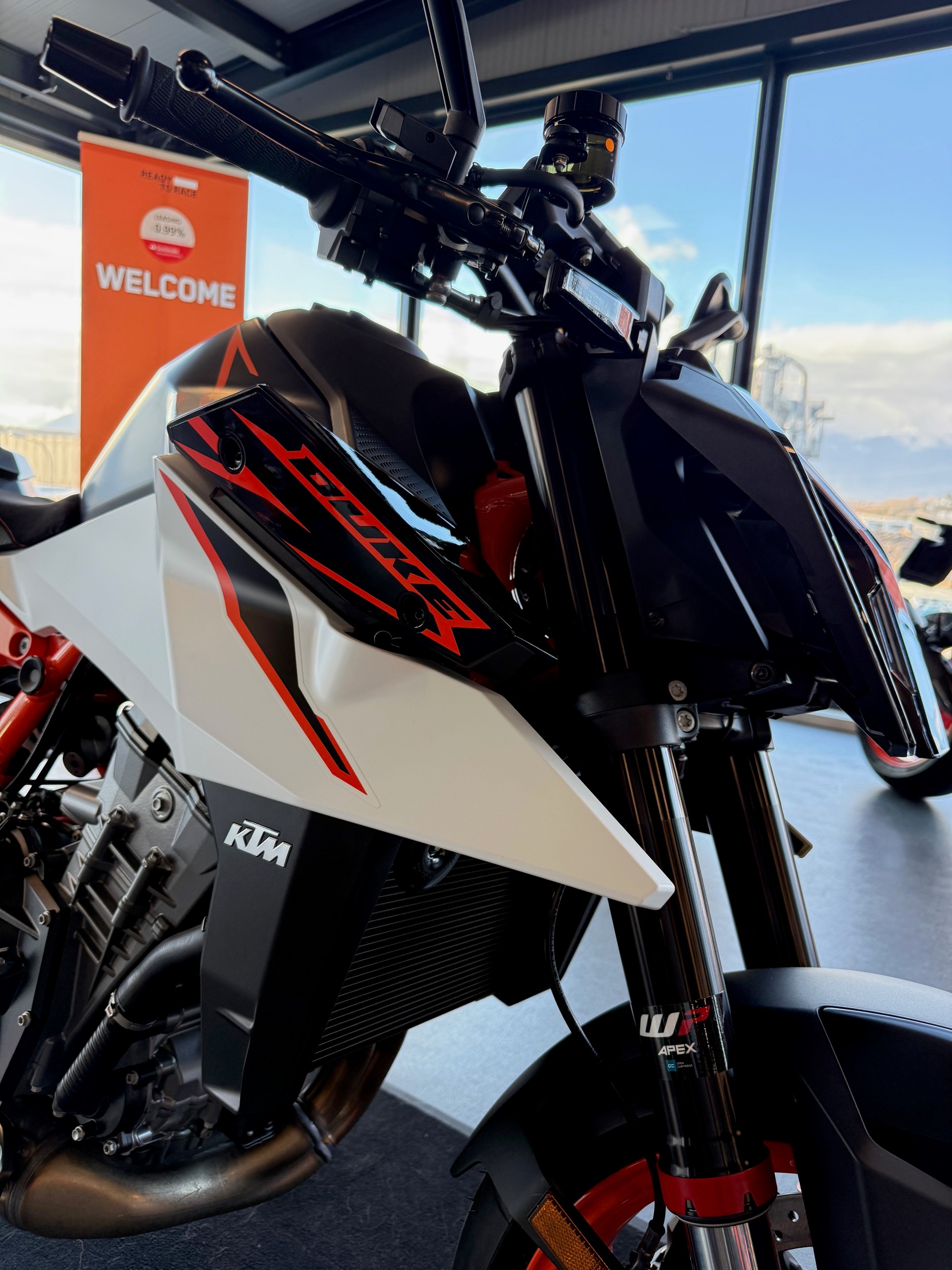 KTM 990 Duke R 2026-showroom-element-3