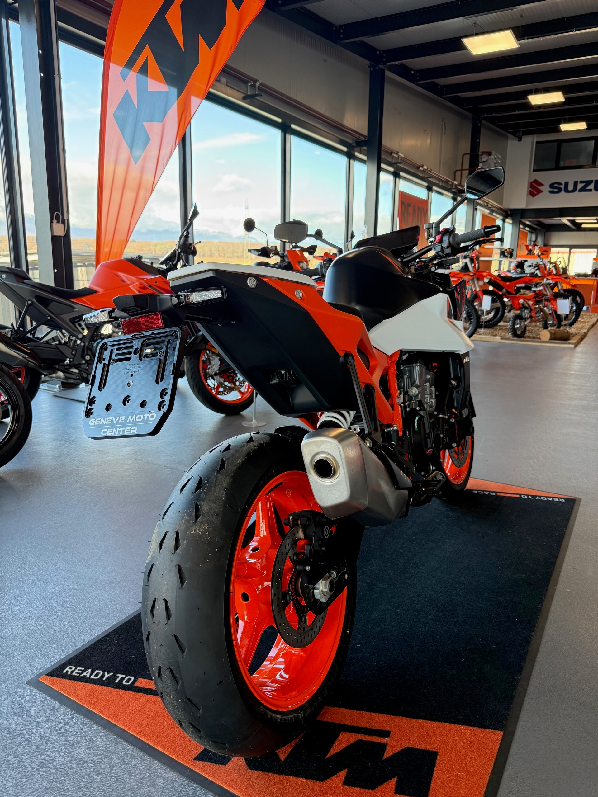 KTM 990 Duke R 2026-showroom-element-1