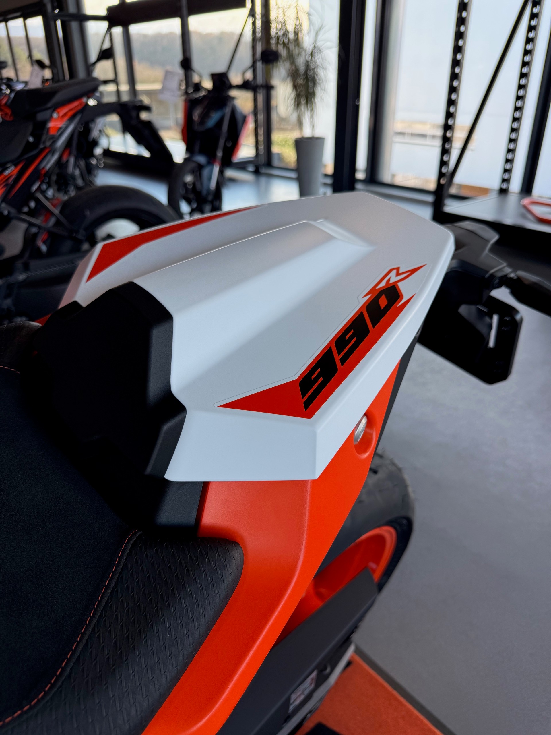 KTM 990 Duke R 2026-showroom-element-2