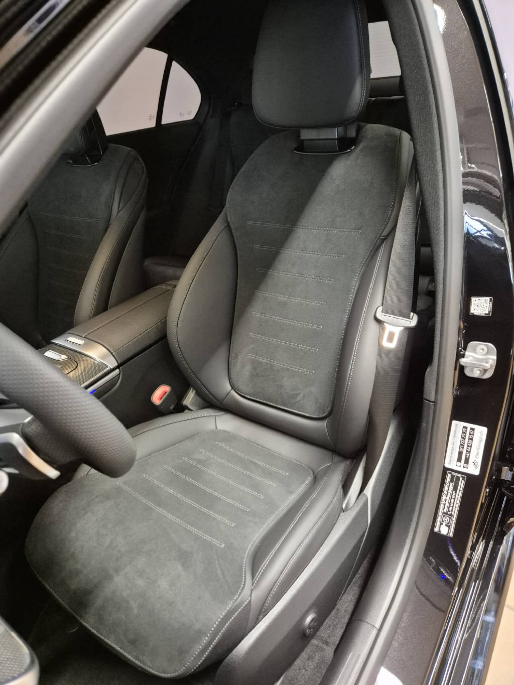 MERCEDES-BENZ C 200 4Matic AMG Line-image-7
