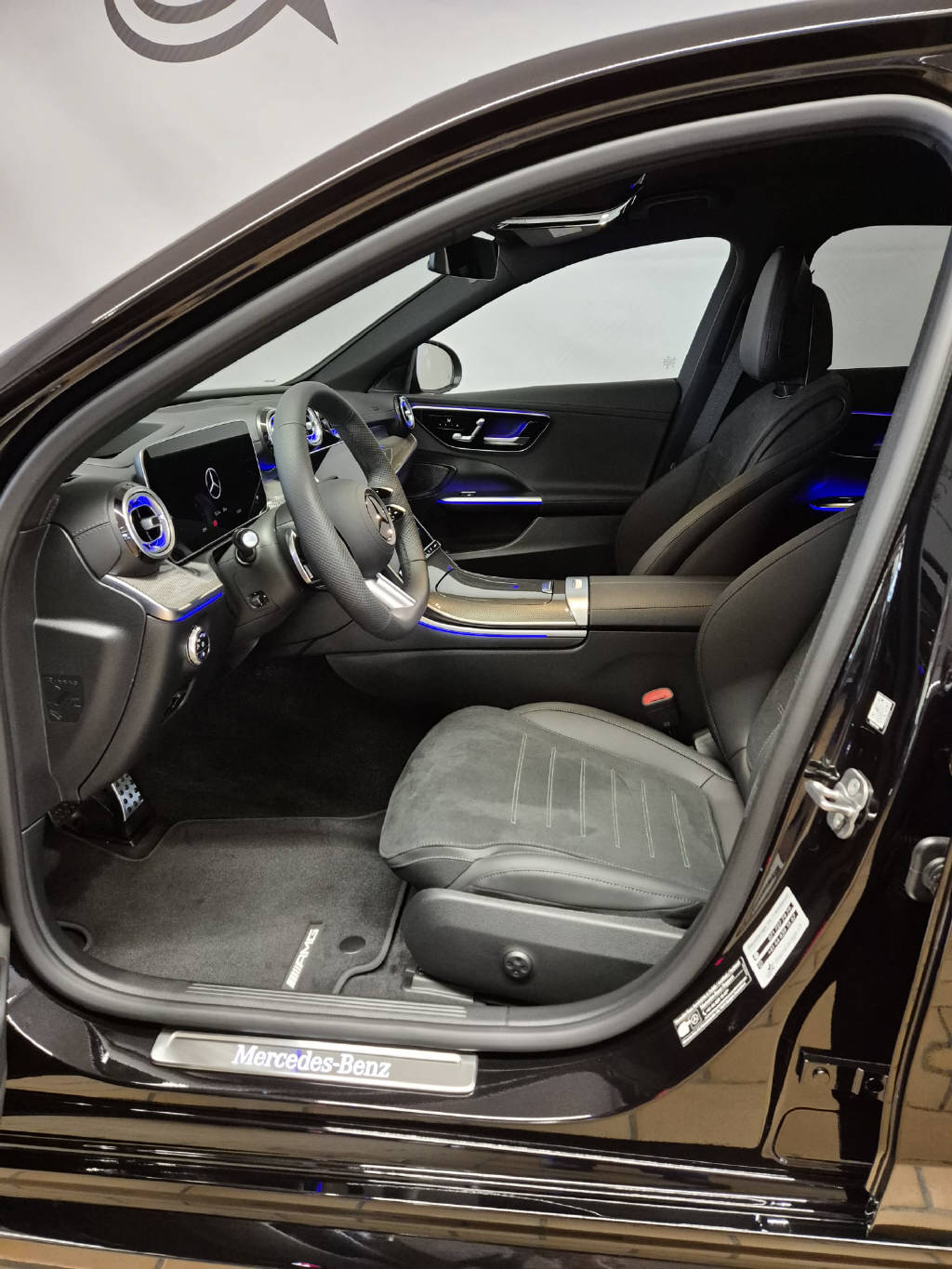 MERCEDES-BENZ C 200 4Matic AMG Line-showroom-element-3