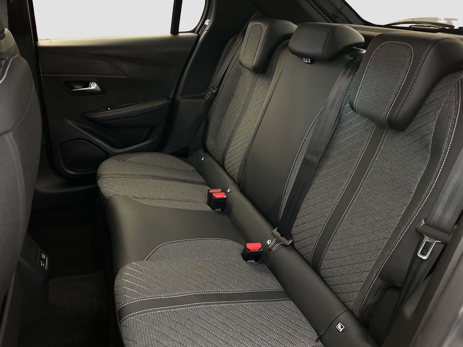 PEUGEOT 208 1.2 MHEV 110 Allure - NAVI - Rückfahrkamera-image-6