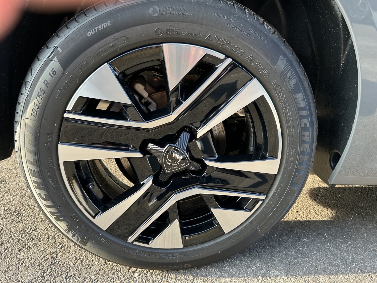PEUGEOT 208 1.2 MHEV 110 Allure - NAVI - Rückfahrkamera-image-14
