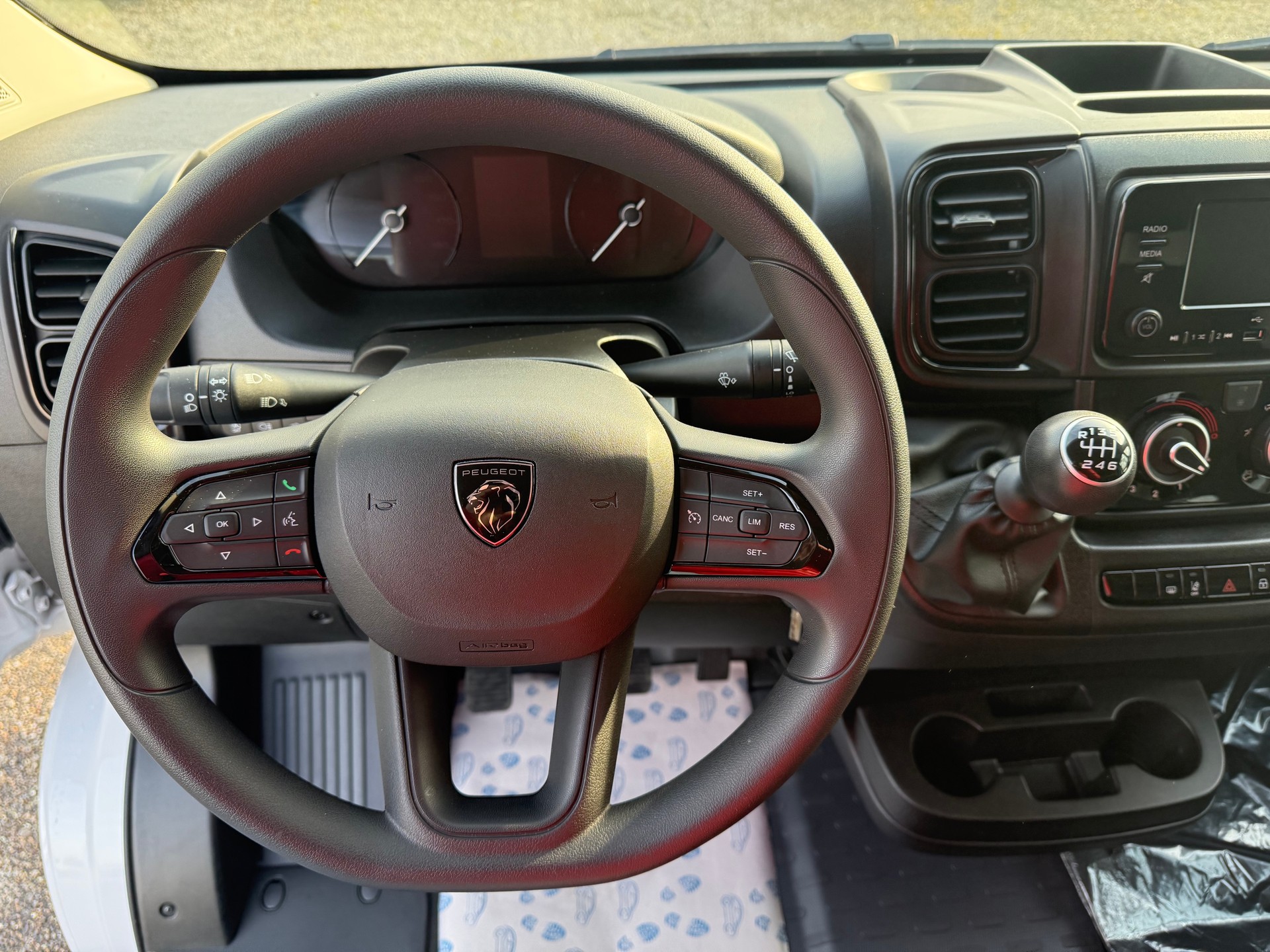 PEUGEOT Boxer 2.2 BlueHDI 140 L2H2 neues Interieur-image-13