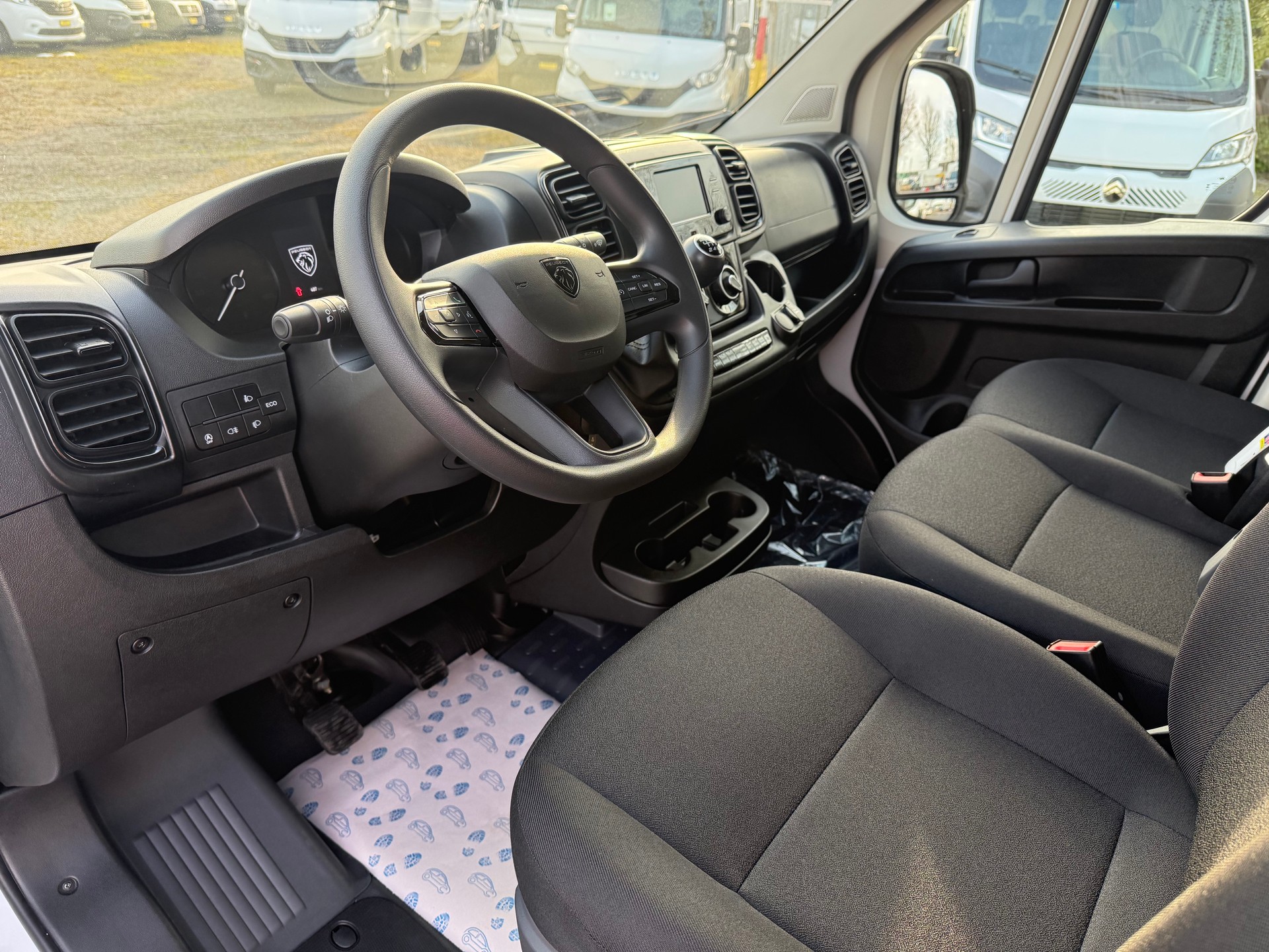 PEUGEOT Boxer 2.2 BlueHDI 140 L2H2 neues Interieur-image-11