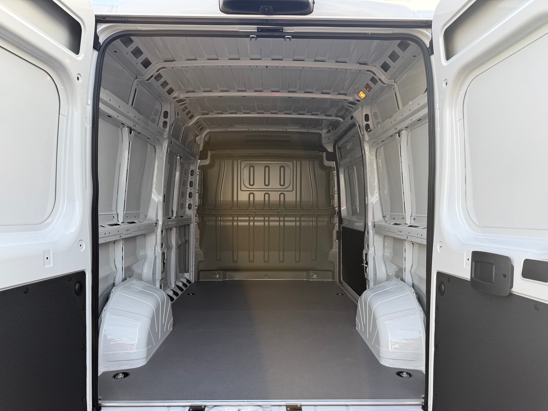 PEUGEOT Boxer 2.2 BlueHDI 140 L2H2 neues Interieur-image-1