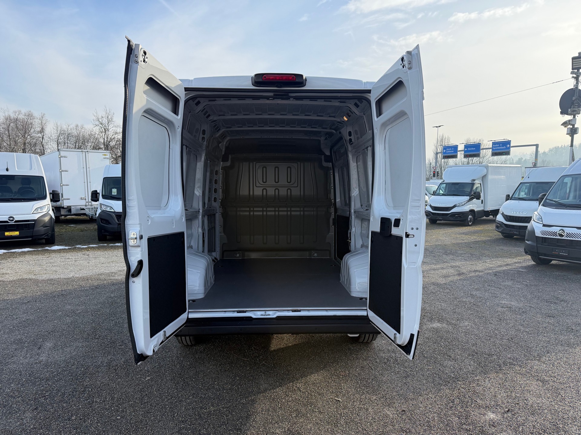 PEUGEOT Boxer 2.2 BlueHDI 140 L2H2 neues Interieur-image-9