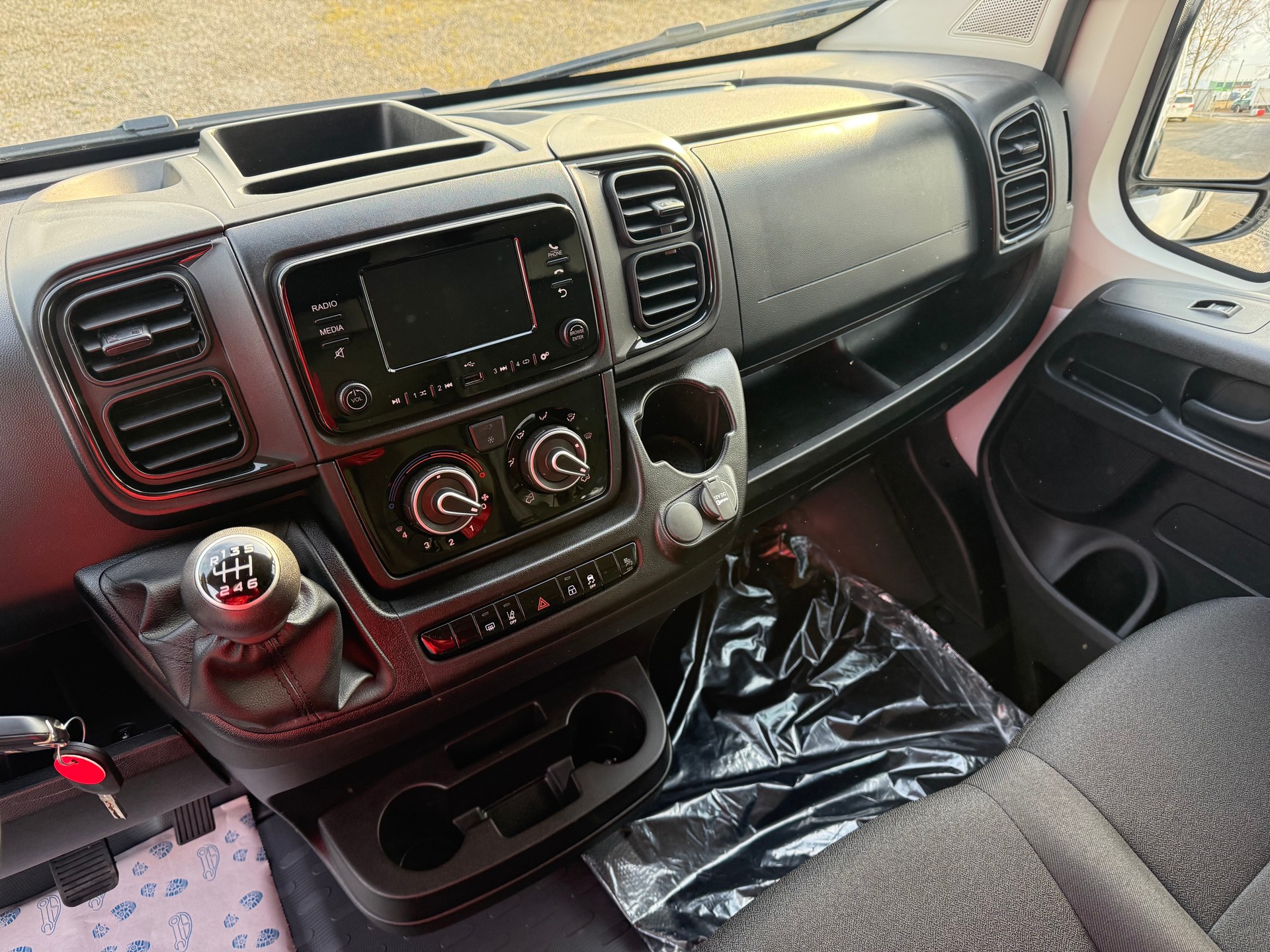 PEUGEOT Boxer 2.2 BlueHDI 140 L2H2 neues Interieur-image-12