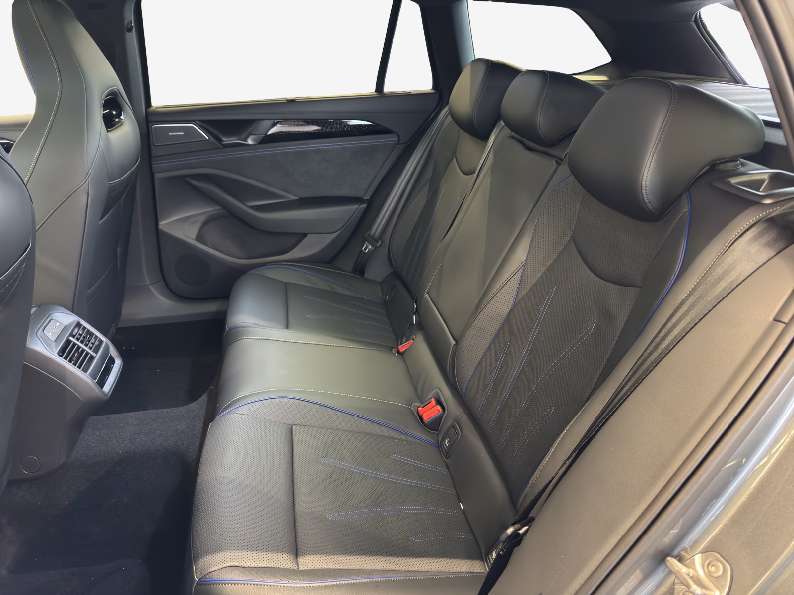 VW Passat Variant 2.0 TDI evo R-Line 4 Motion DSG-image-11