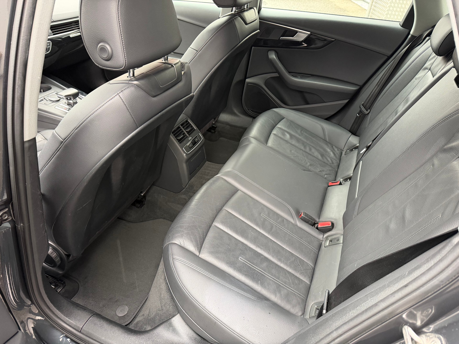 AUDI A4 Avant 2.0 TDI Design quattro S-tronic-image-6