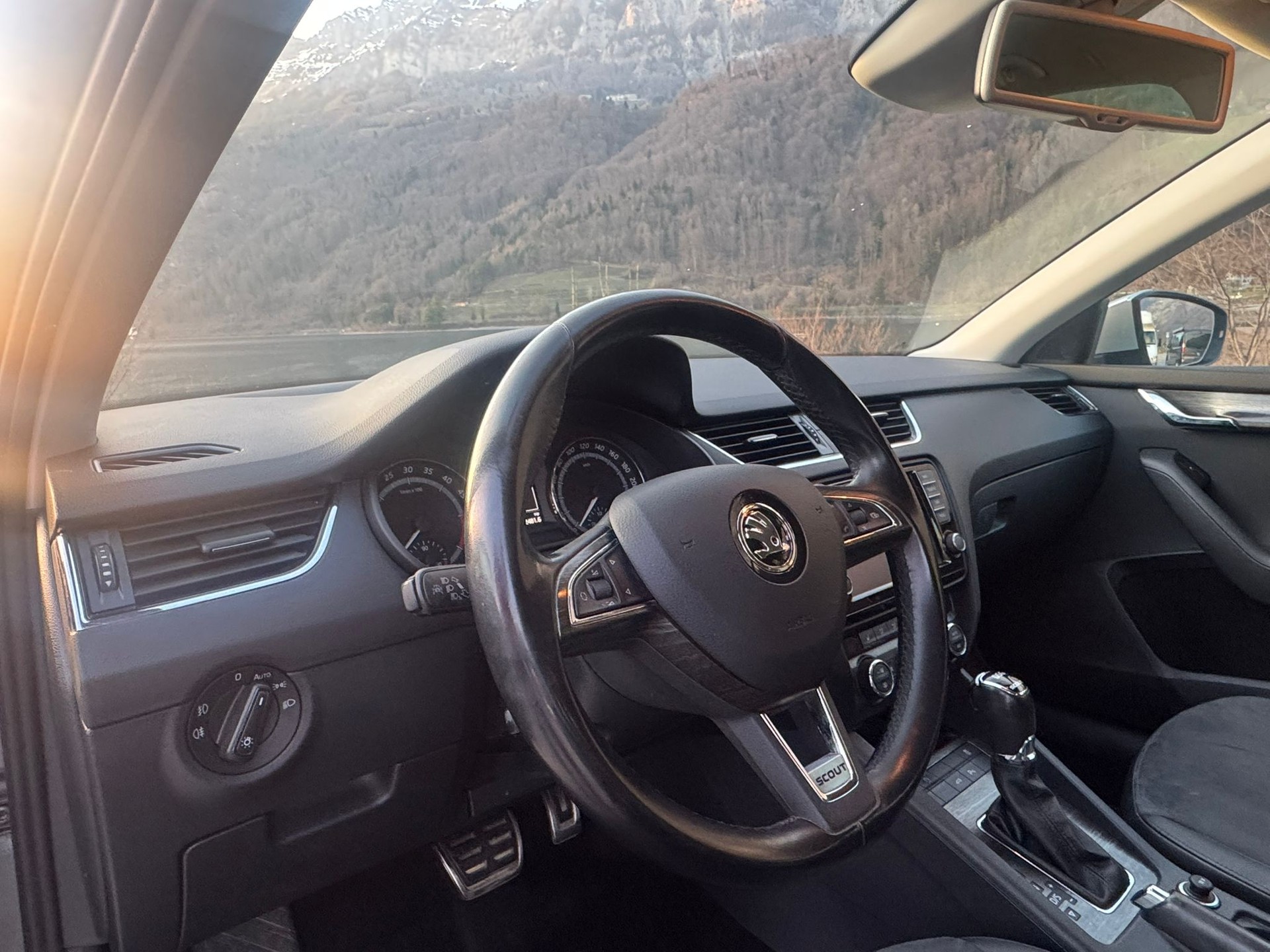 SKODA Octavia Combi 2.0 TDI Scout 4x4 DSG-image-15