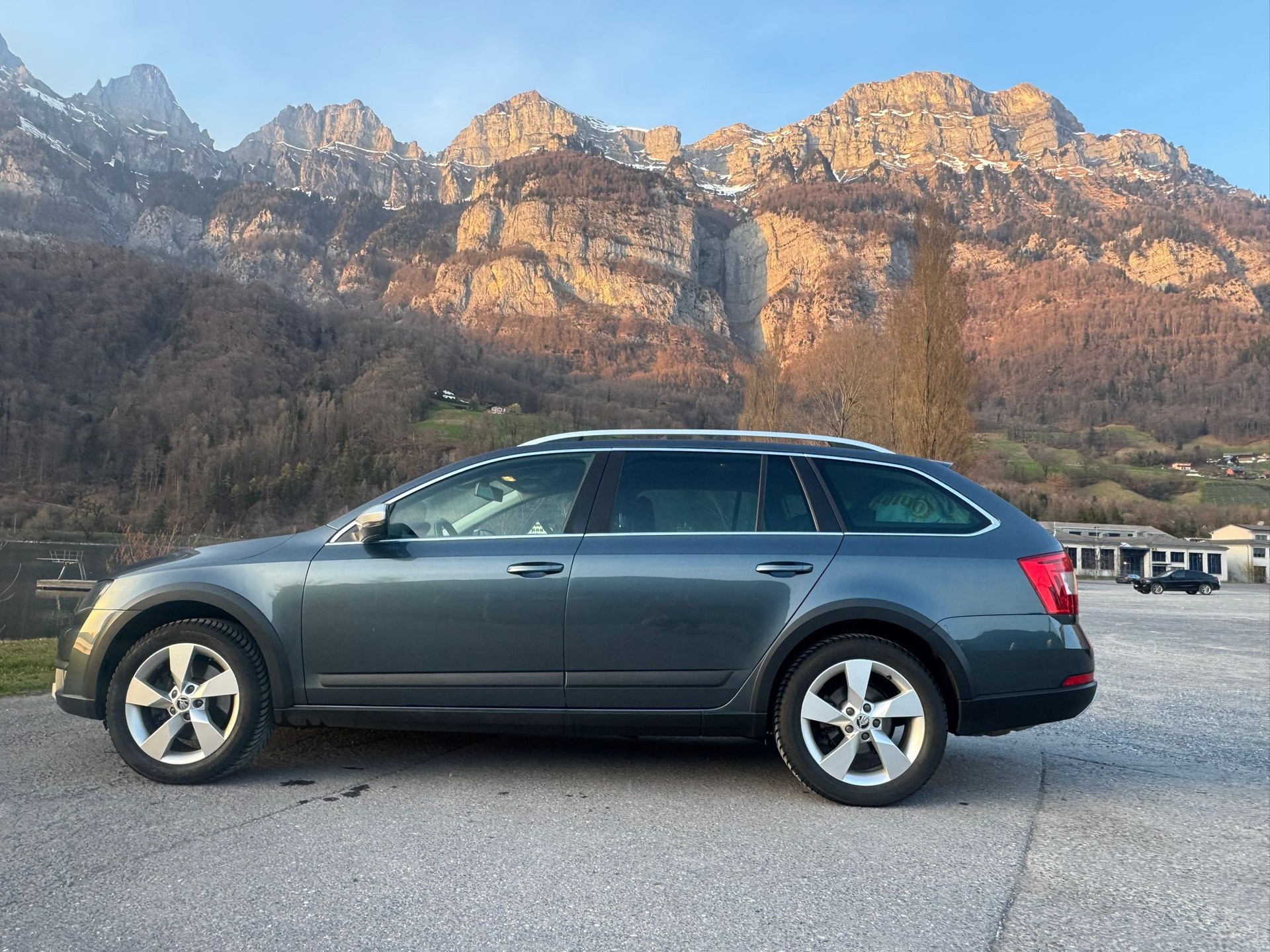 SKODA Octavia Combi 2.0 TDI Scout 4x4 DSG-image-3