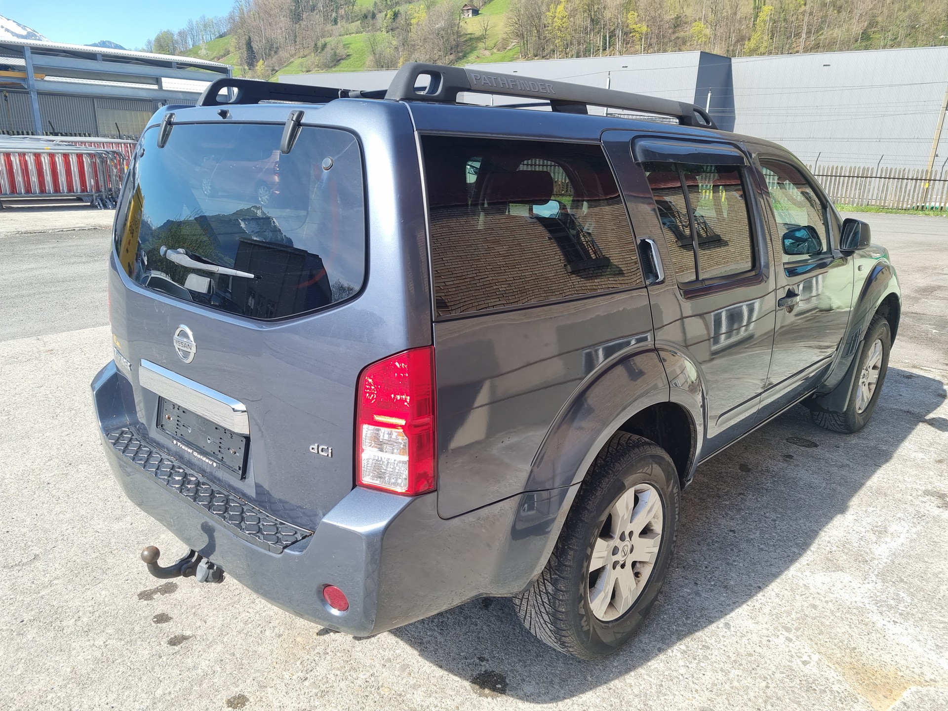 NISSAN Pathfinder 2.5 dCi LE-image-2